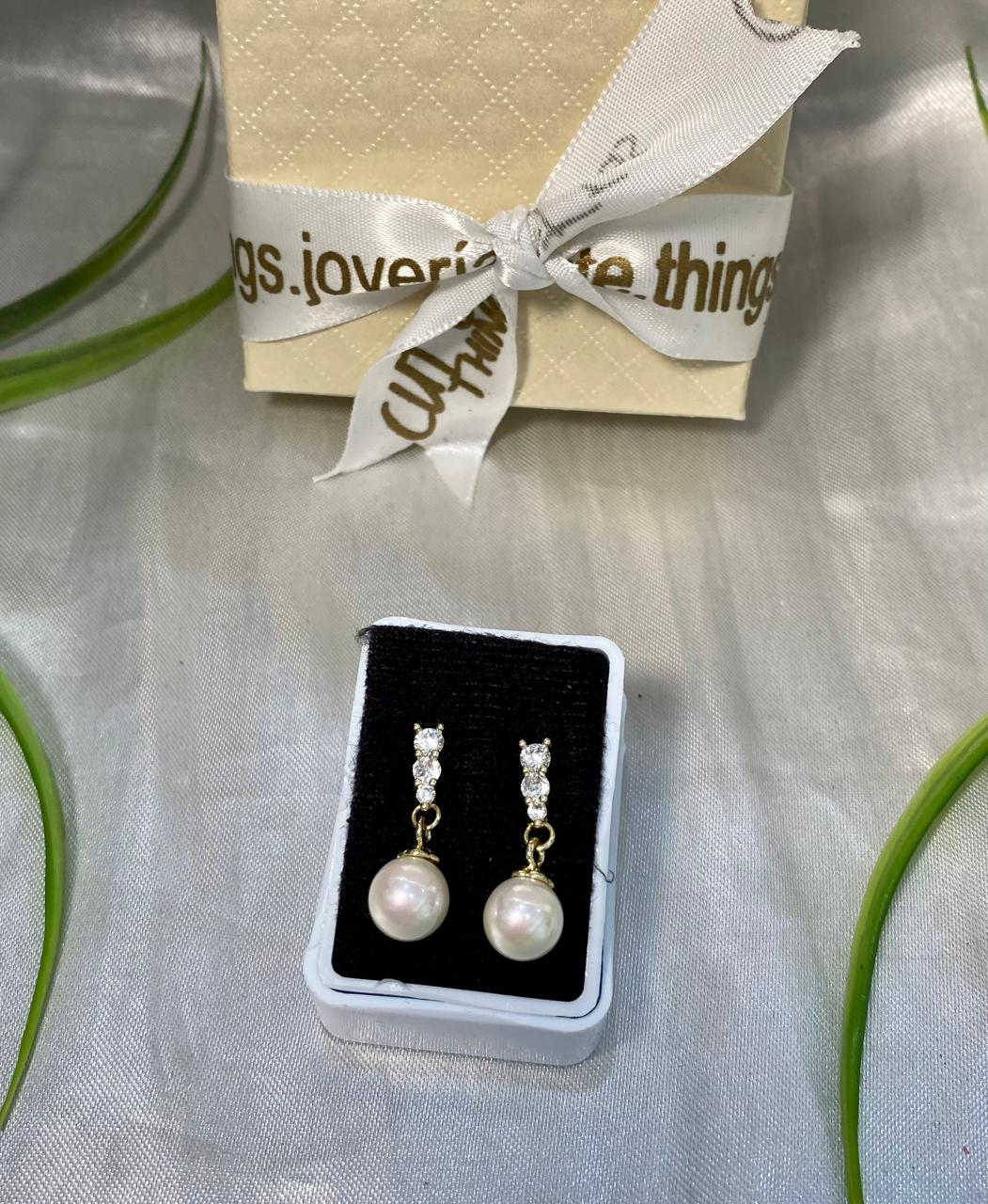 Arete de poste con 3 Zirconias y Perla de río 8mm