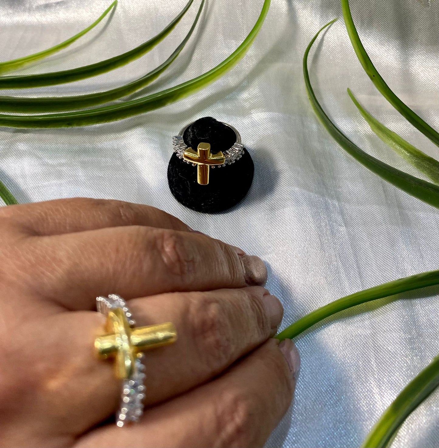 Anillo Cruz bicolor con Zirconia