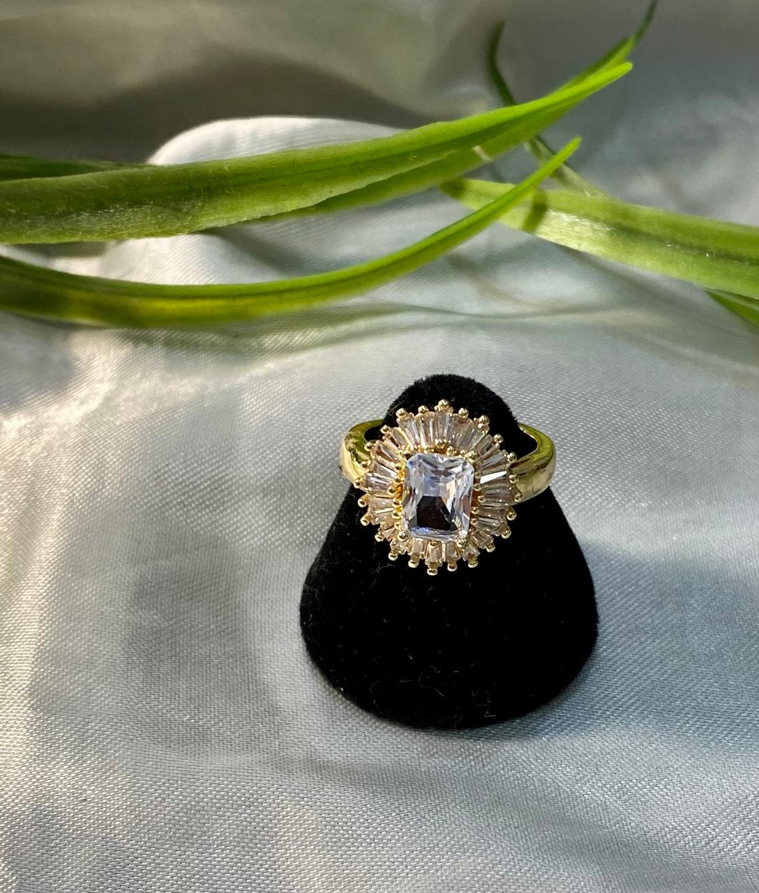 Anillo de piedra Zirconia y baguettes, Chapa de oro