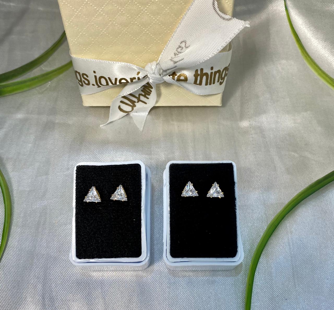 Arete de poste con Zirconia en forma de triangulo, Chapa de oro