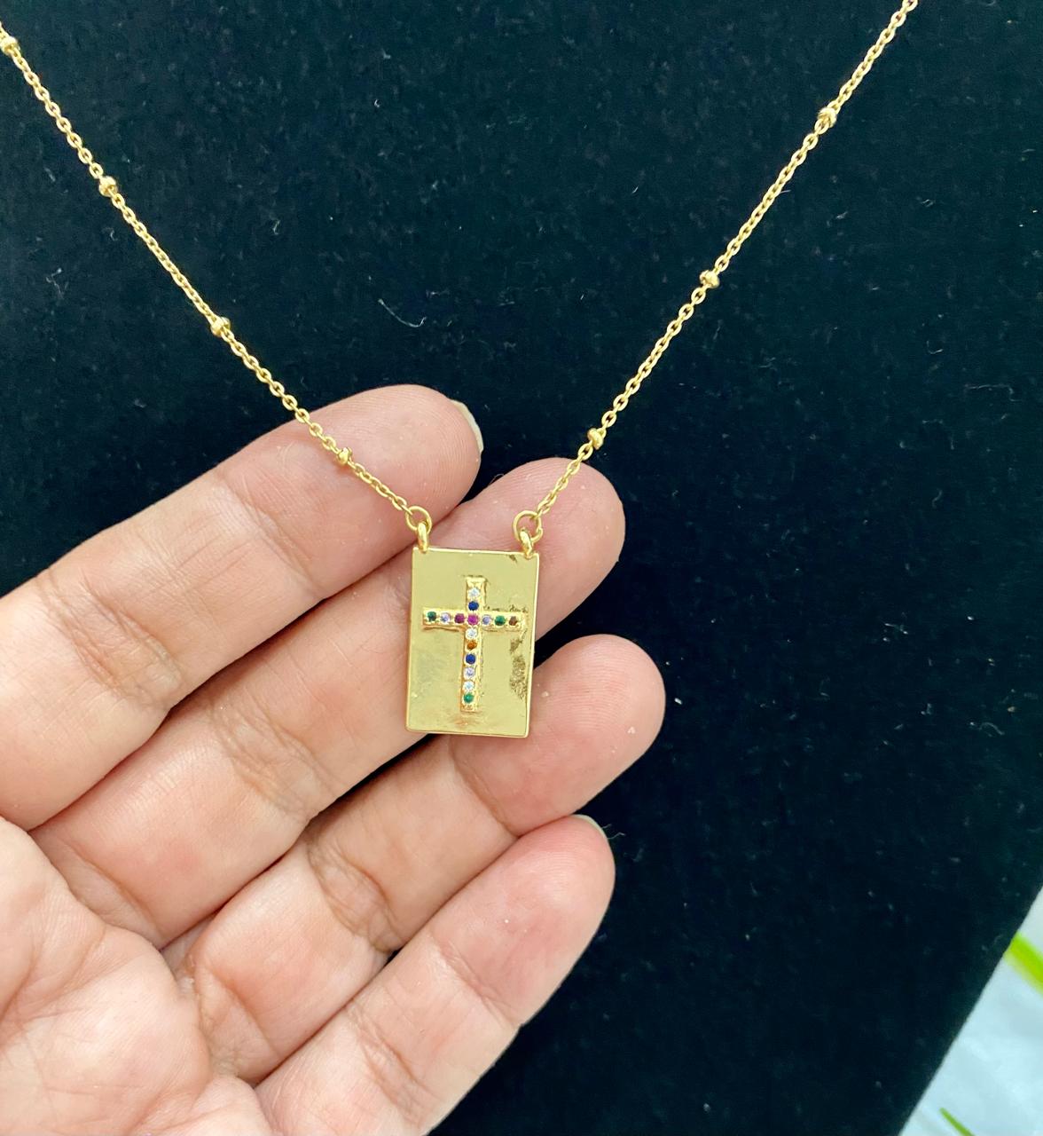 Cadena con placa con Cruz, Chapa de oro