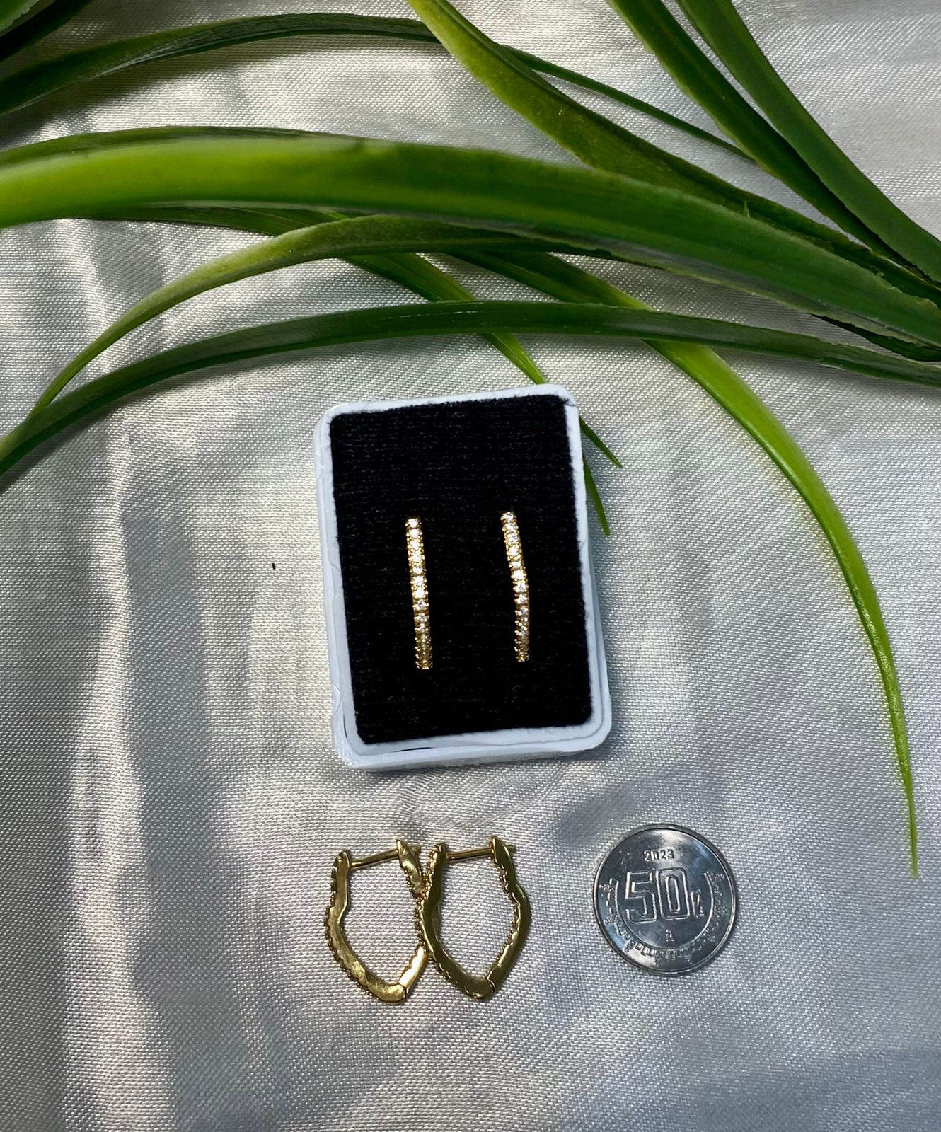 Arete tipo Huggies con Zirconia, Chapa de oro.