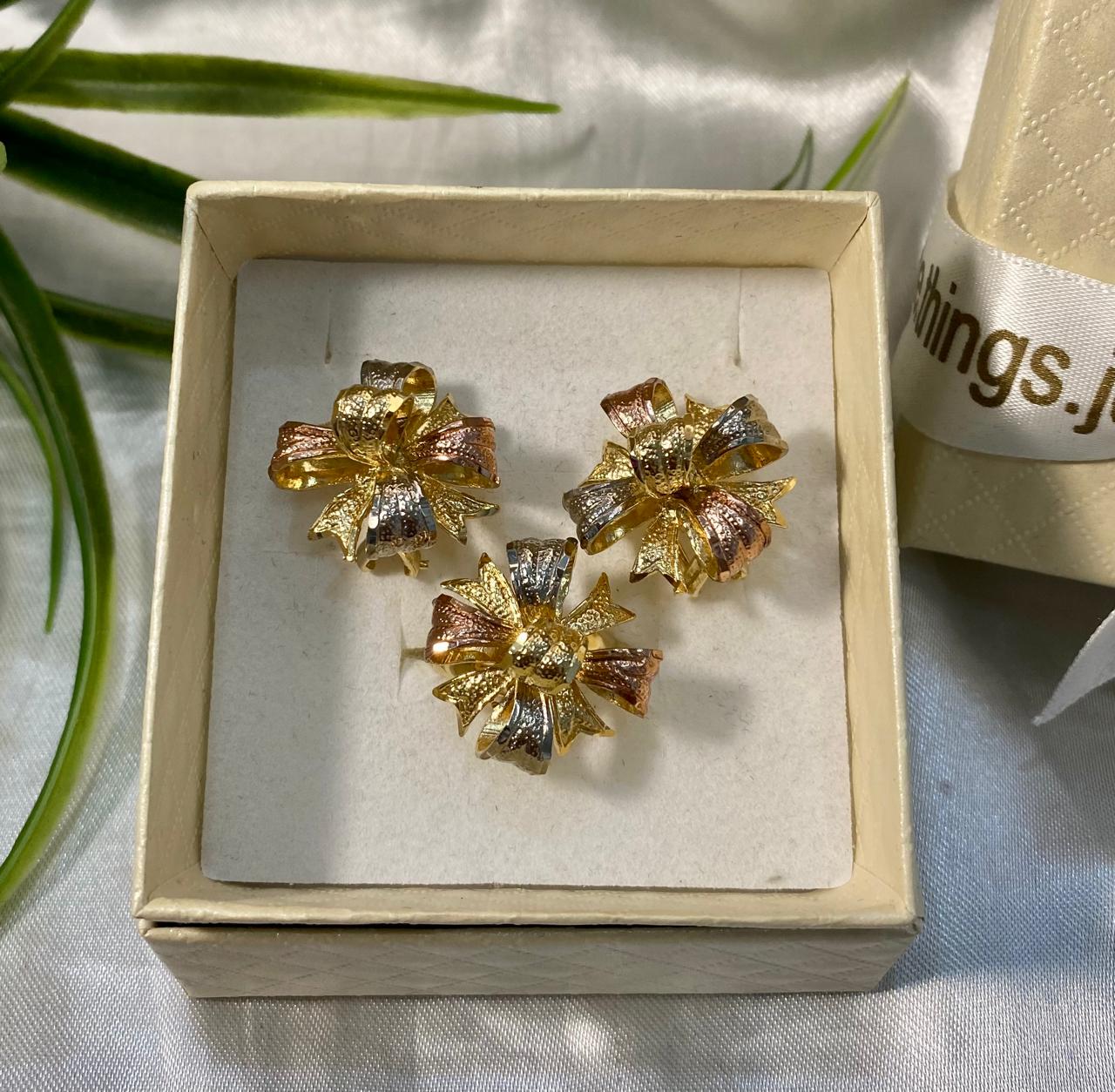 Juego de aretes y anillo de Moño en oro florentino, Chapa de oro