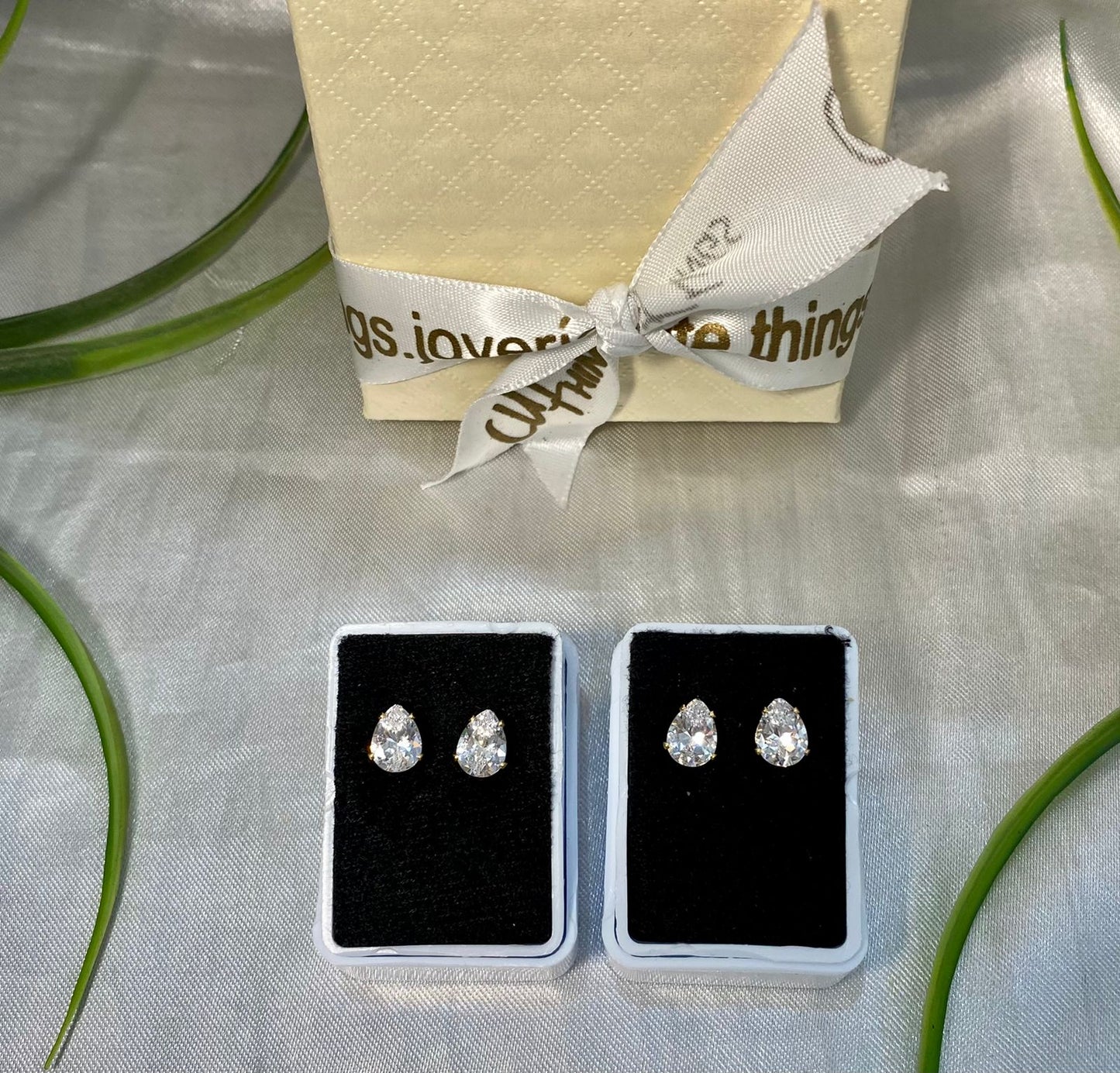 Arete de poste con Zirconia en forma de gota, Chapa de oro