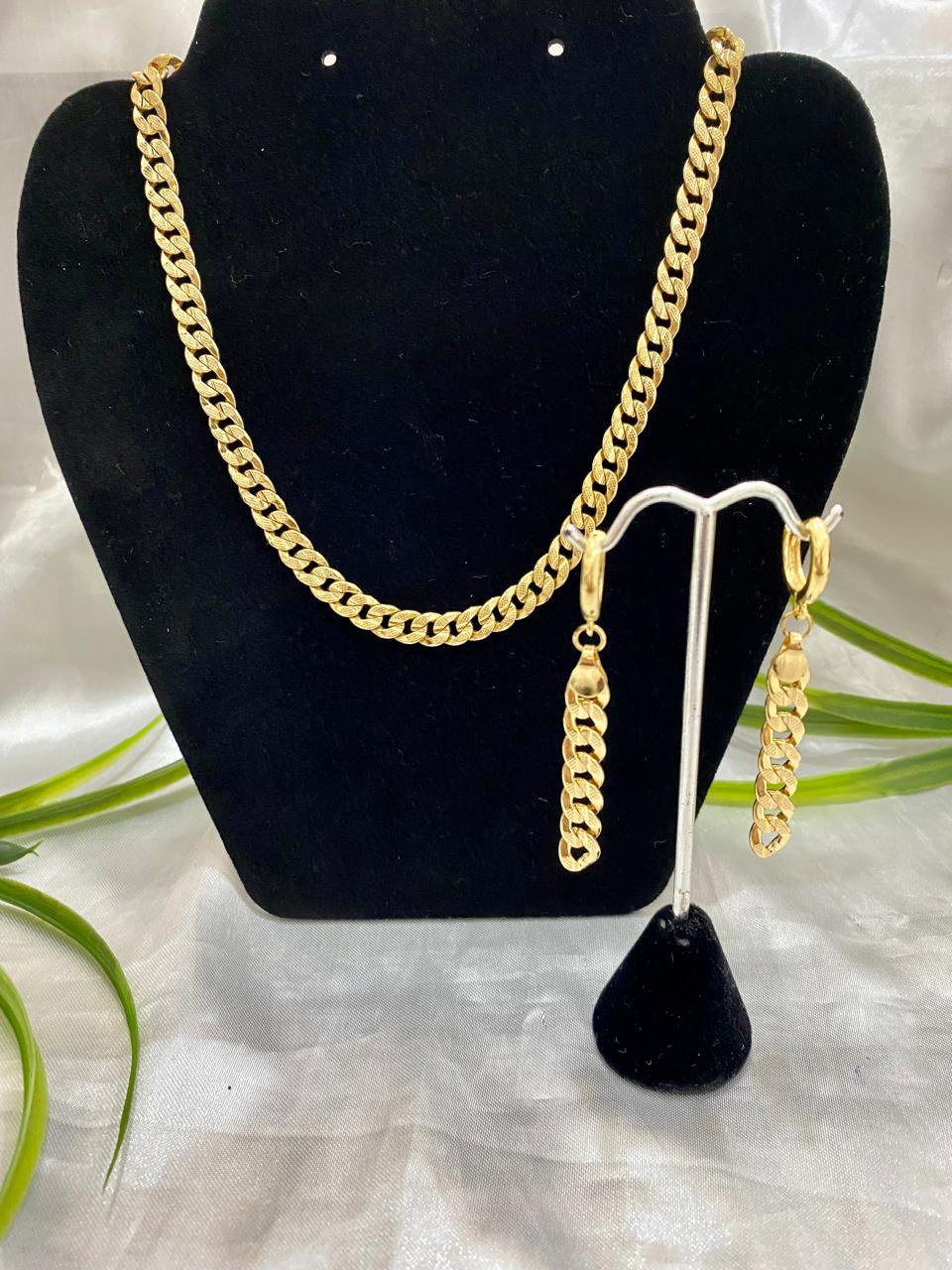 Juego de Cadena barbada y aretes Chapa de oro.