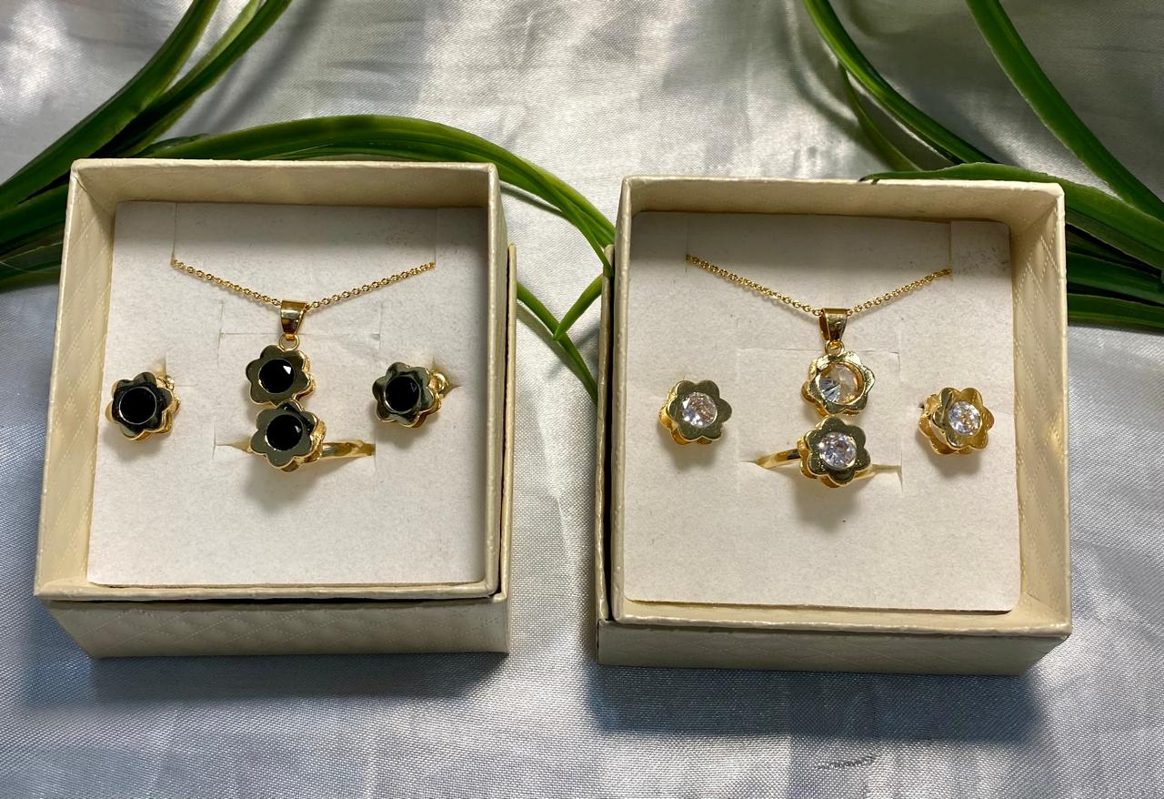 Juego de Cadena con dije, aretes y anillo en forma de flor con piedra, Chapa de oro