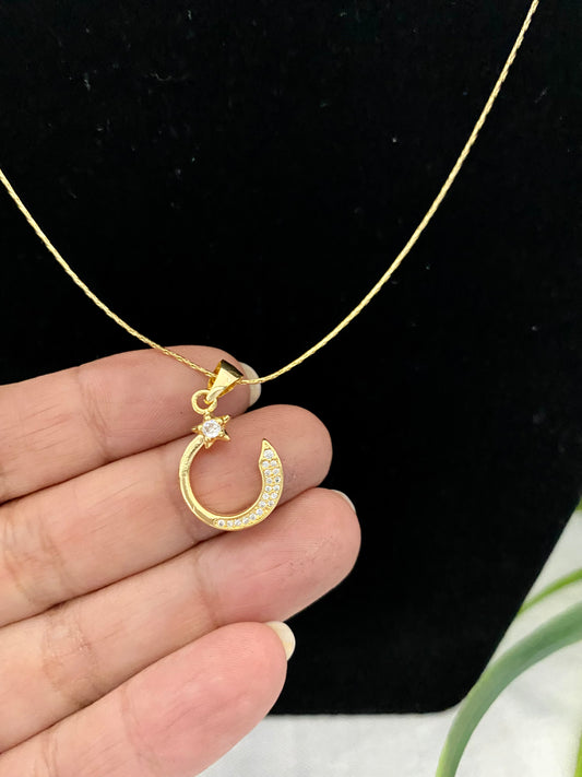 Cadena con dije Luna y estrella con zirconia