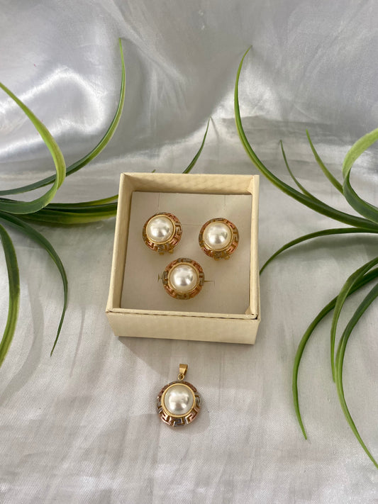 Juego de aretes,anillo y dije de Perla con  bisel florentino