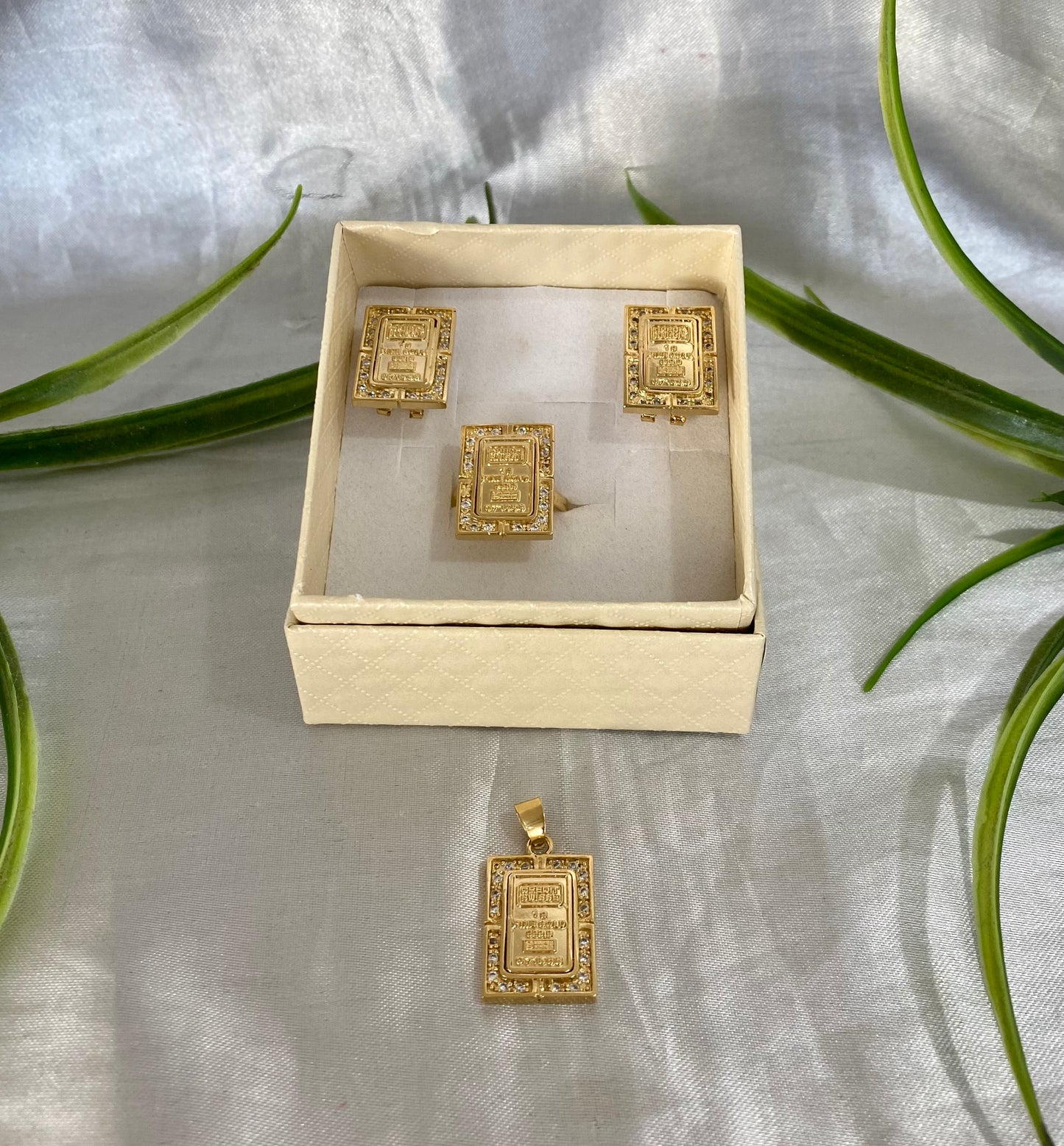 Juego de aretes, anillo y dije de crédito suizo con zirconias