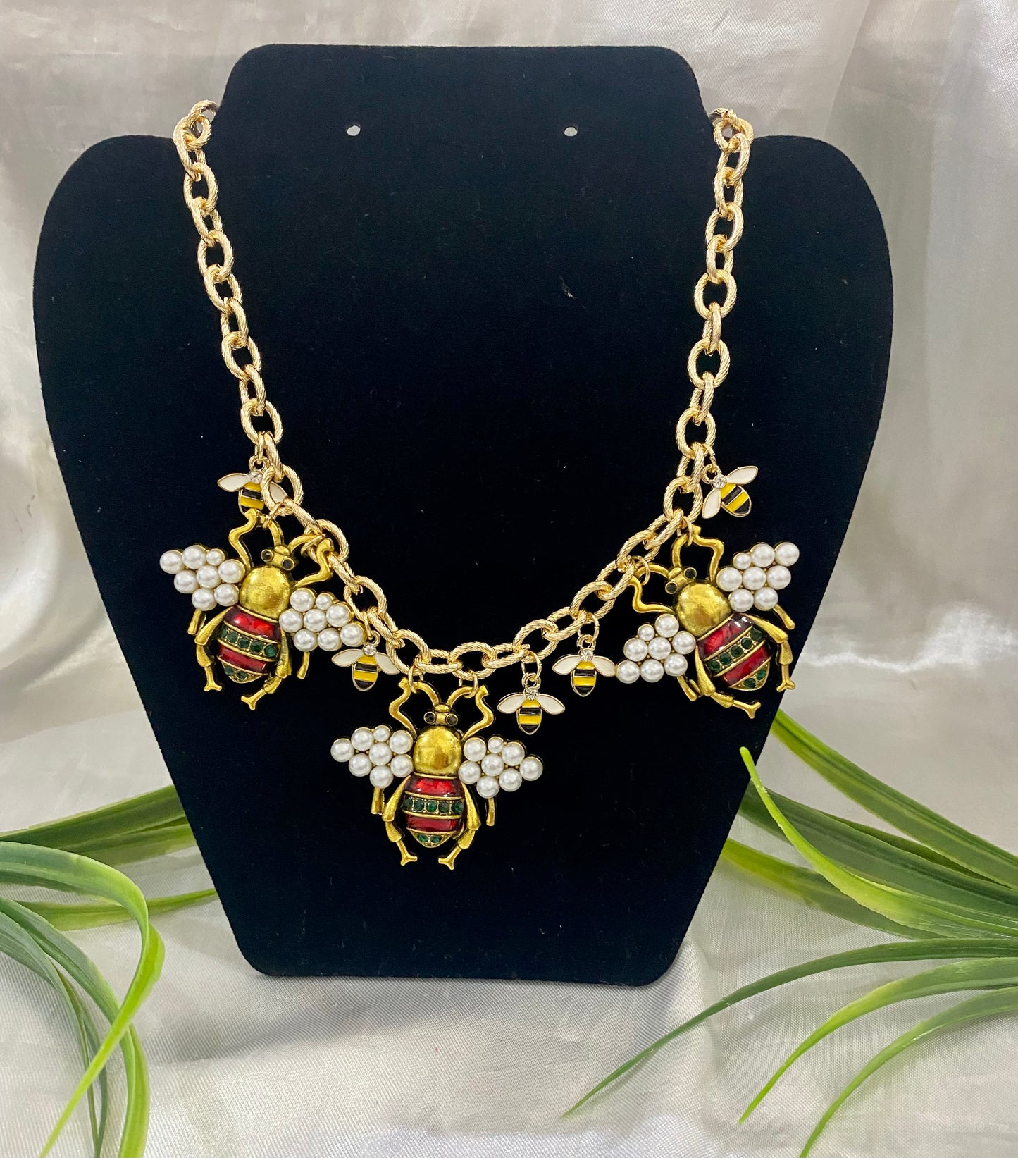 Collar de 3 abejas rojas