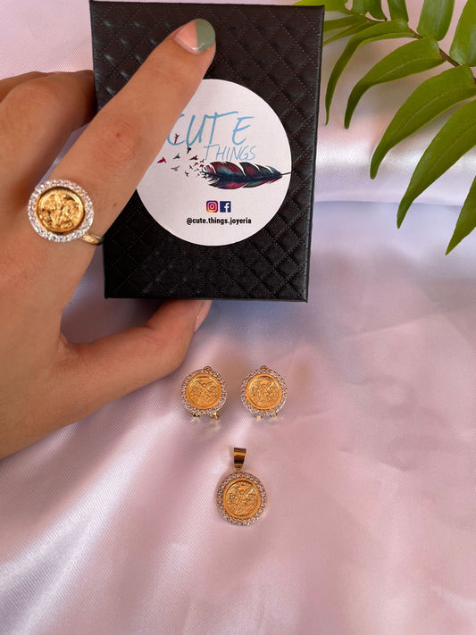 Juego de aretes, anillo y dije de moneda mini tipo centenario con incrustaciones de zirconia
