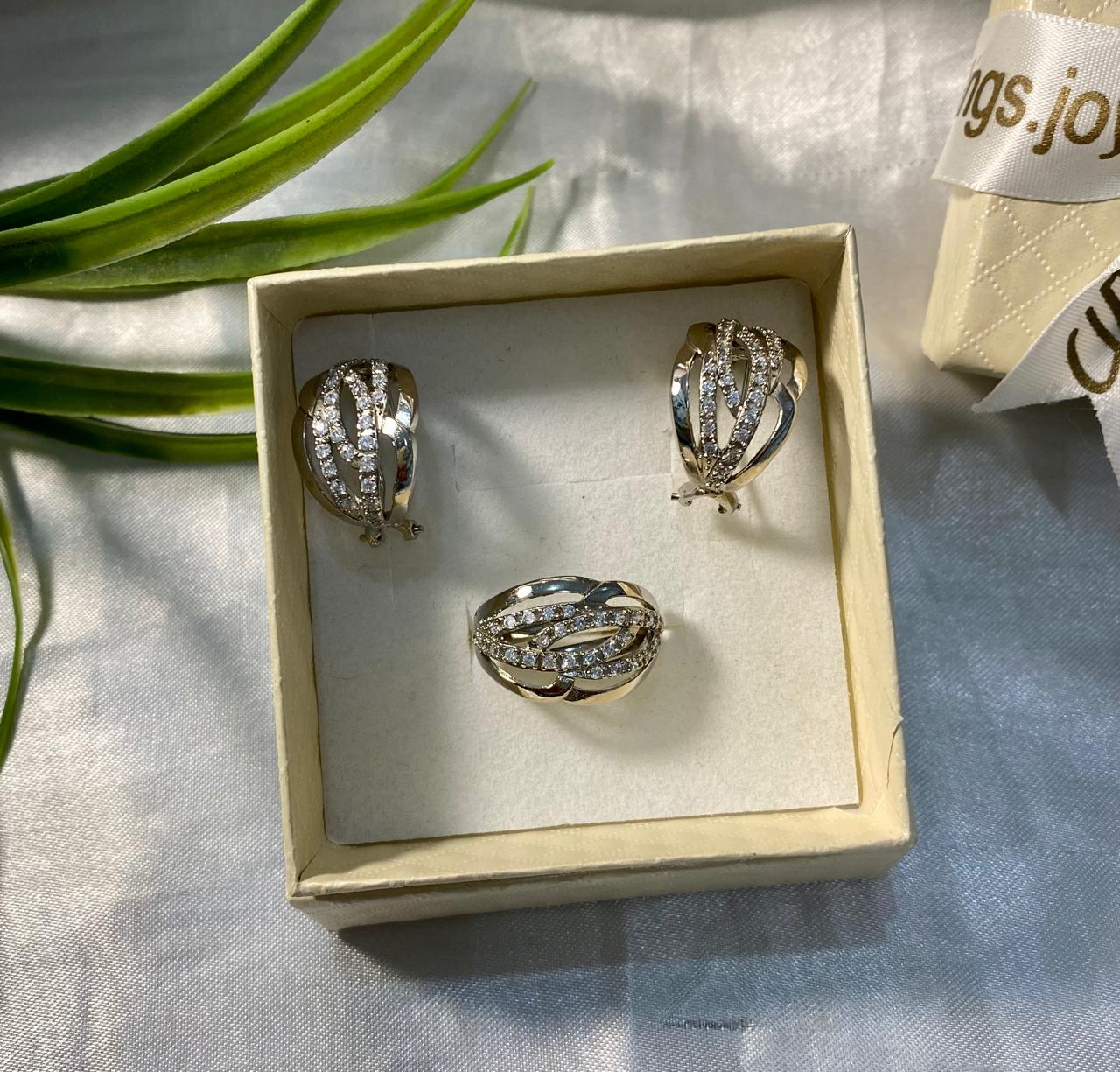 Juego de aretes y anillo trenzado con incrustaciones de zirconia en Rodio