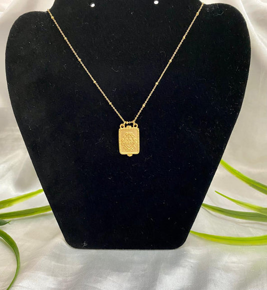 Cadena Chapa de oro con placa del Sagrado corazón.