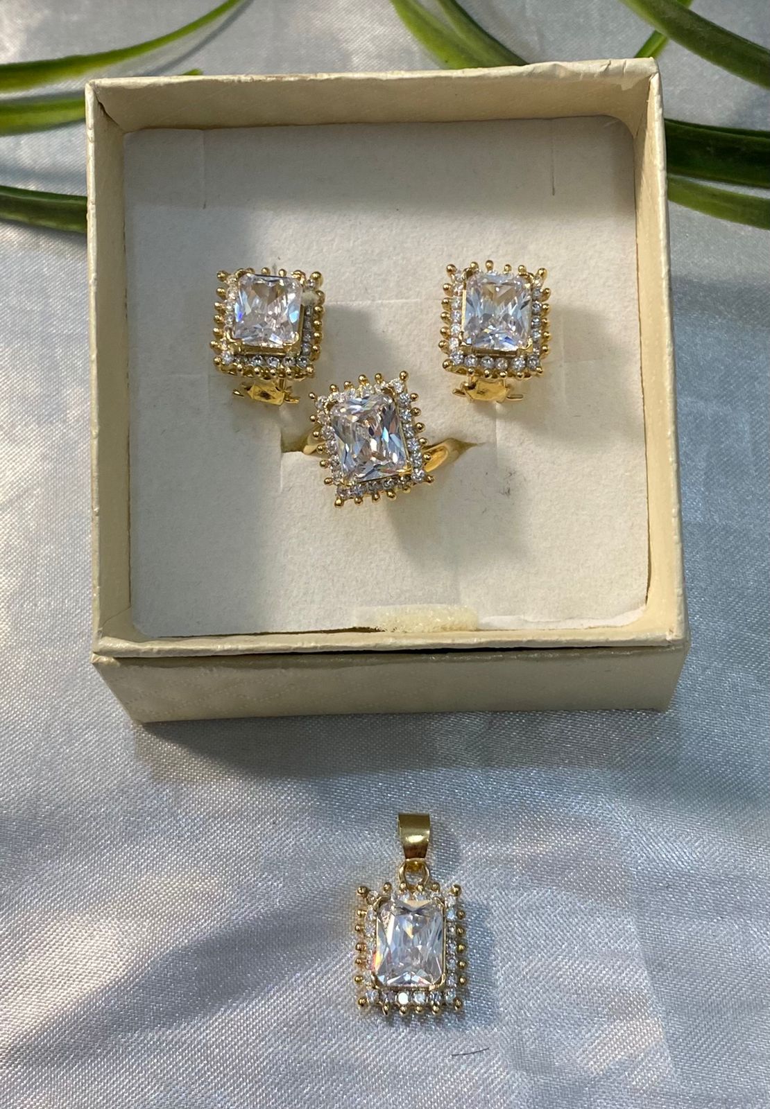 Juegos de anillos y aretes de Zirconia, Chapa de oro