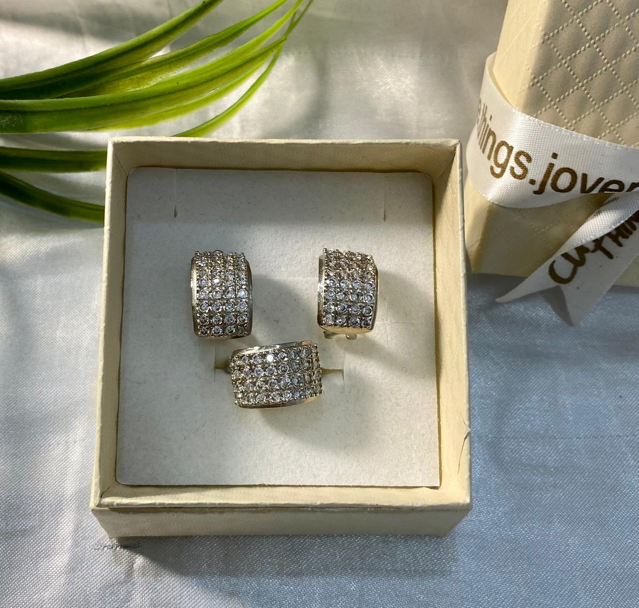 Juego de aretes y anillo con incrustaciones de Zirconia en Rodio