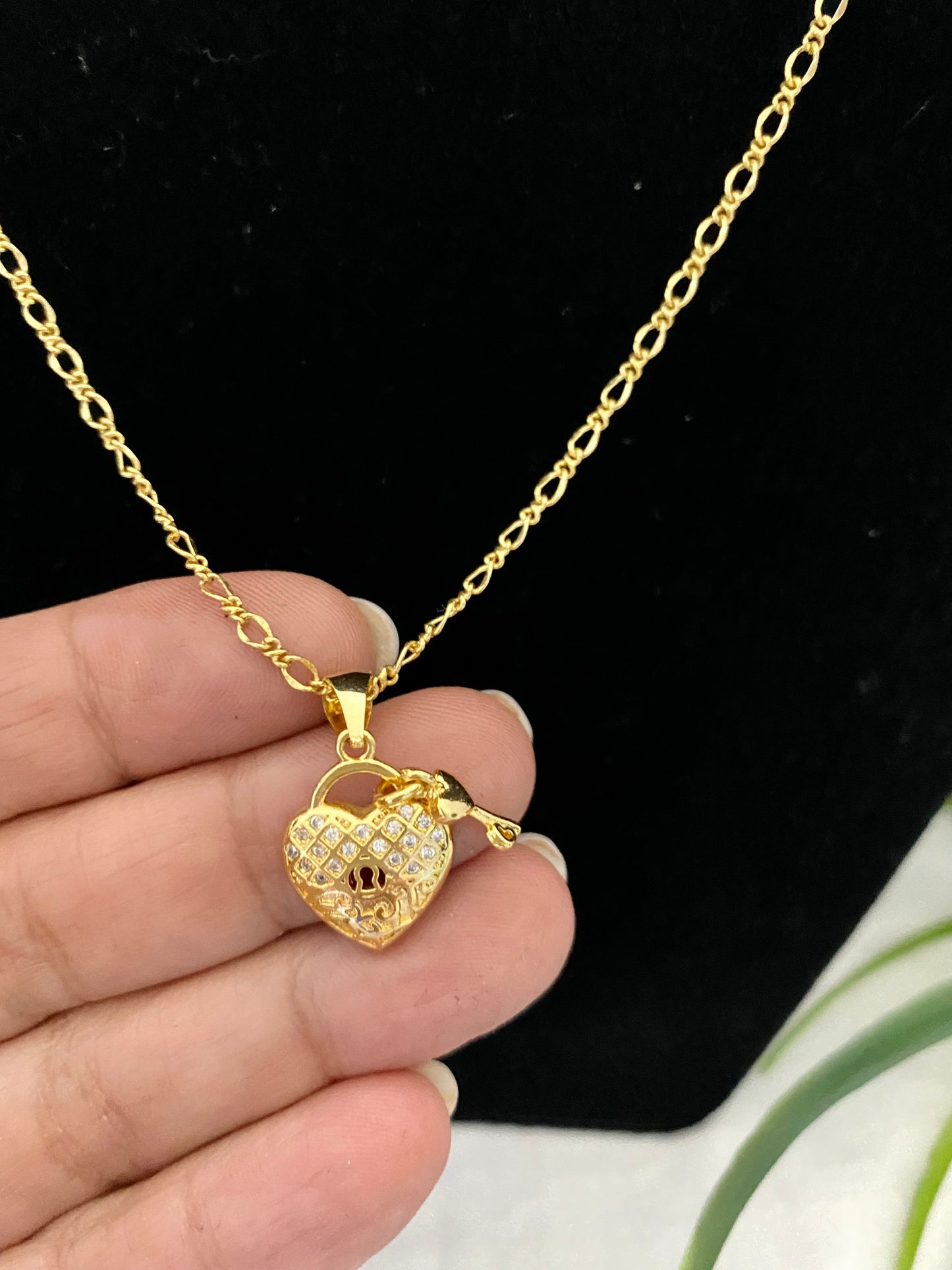 Cadena con dije corazón y llave