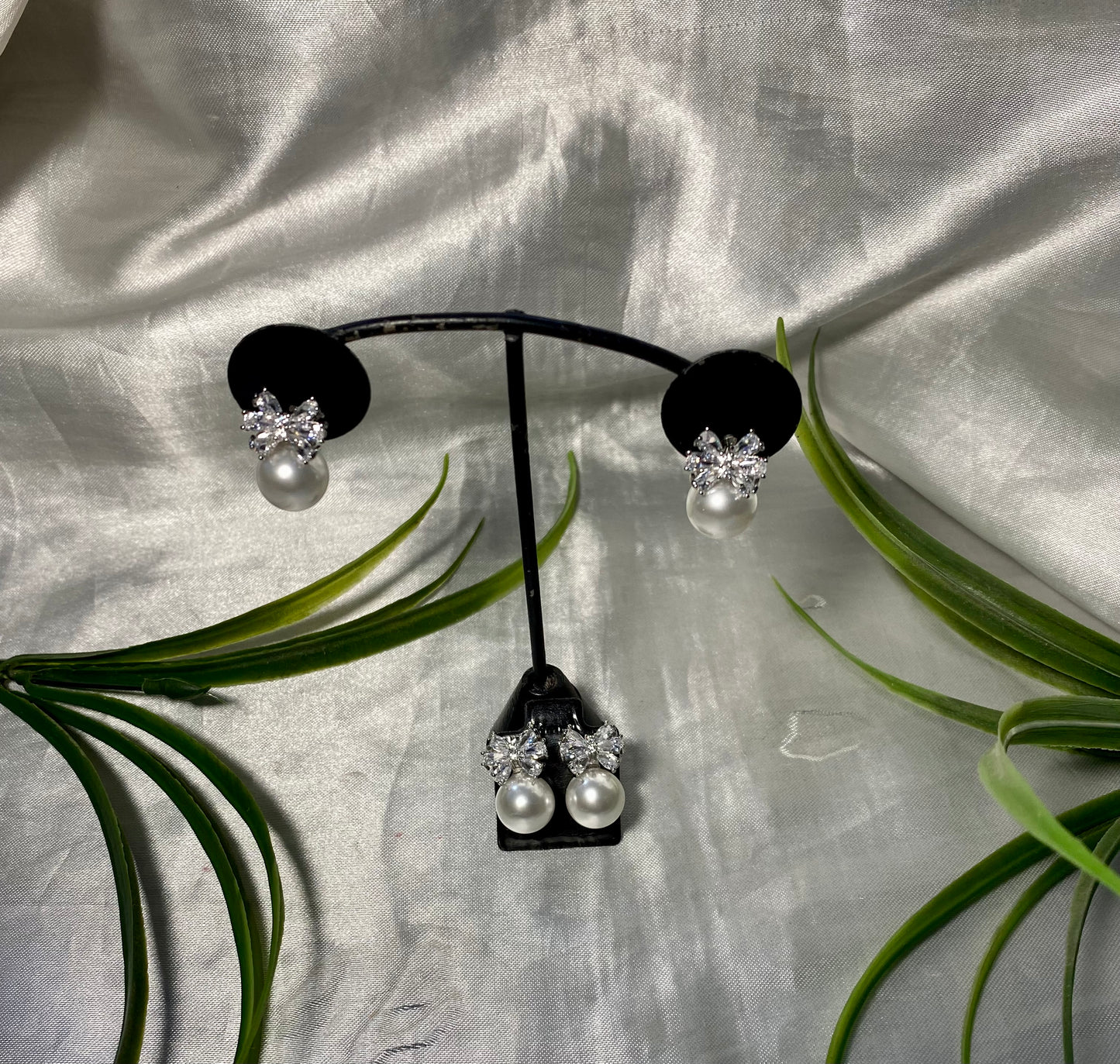 Arete con moño y perla