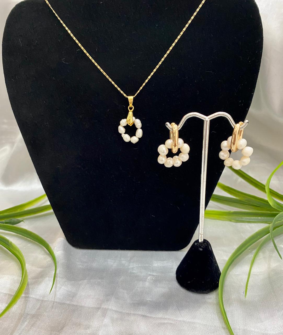 Cadena y aretes Chapa de oro con Perla de río.