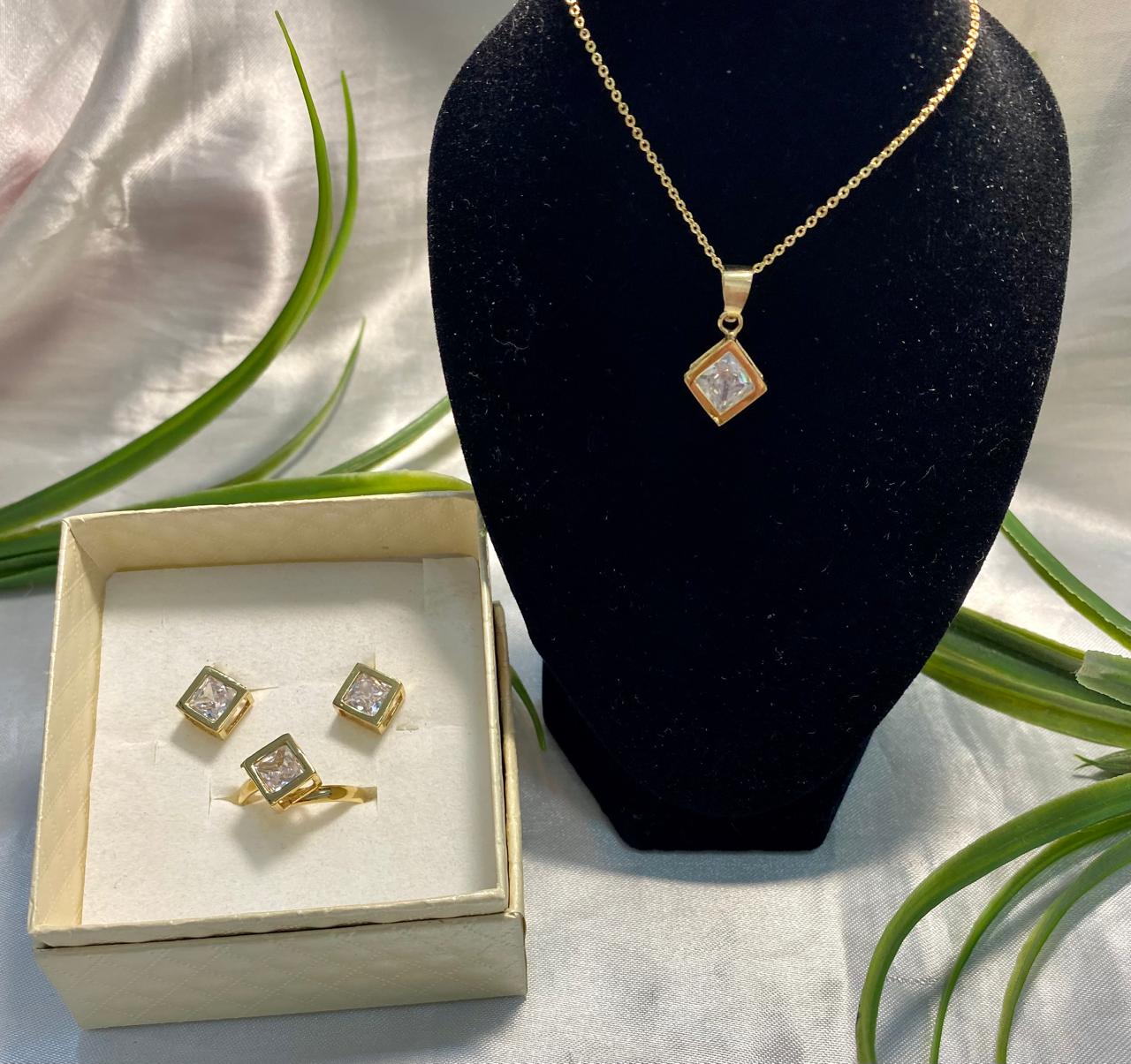 Juego de Cadena con dije, aretes y anillo con cristal, Chapa de oro