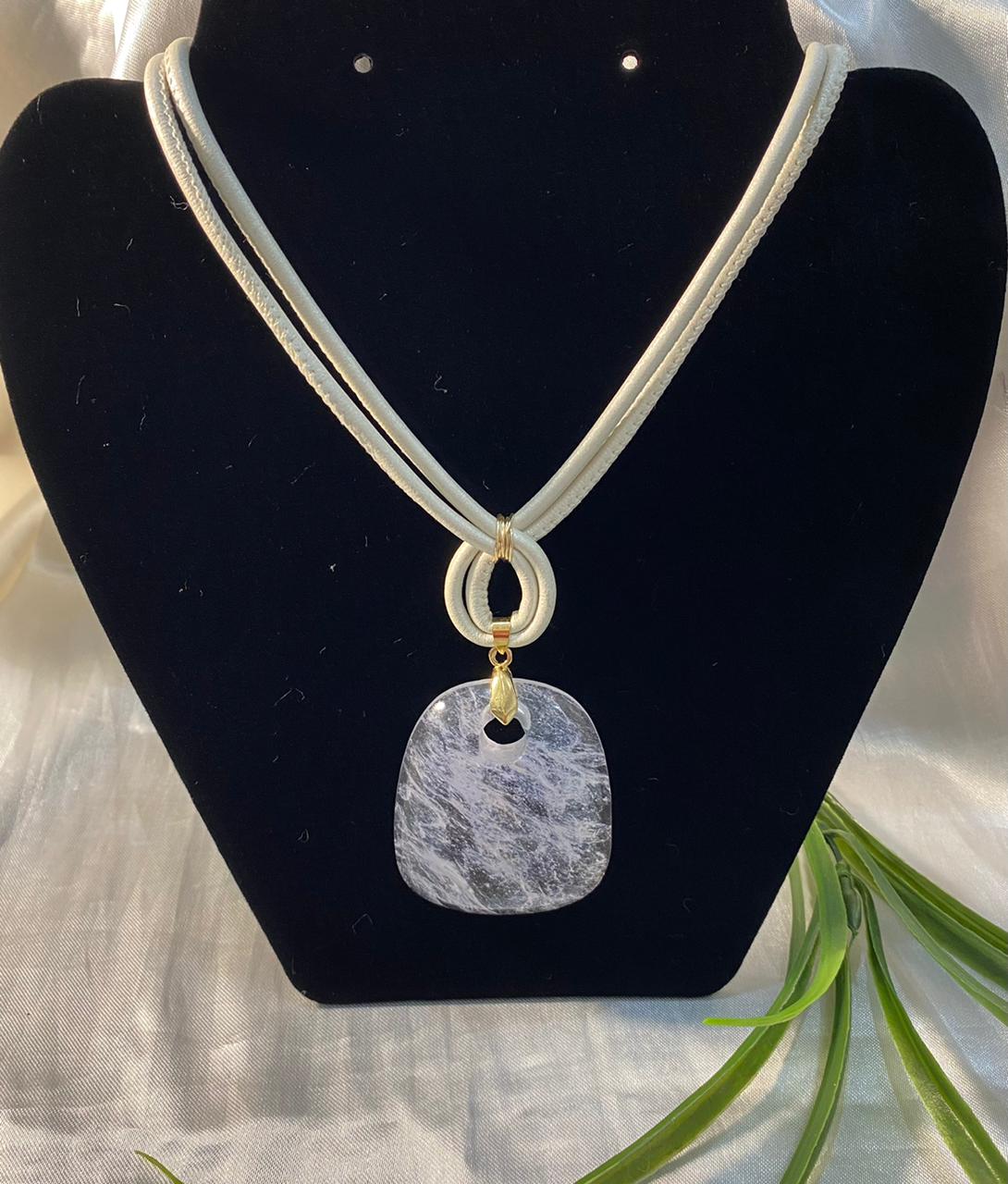 collares con piedra de Quarzo