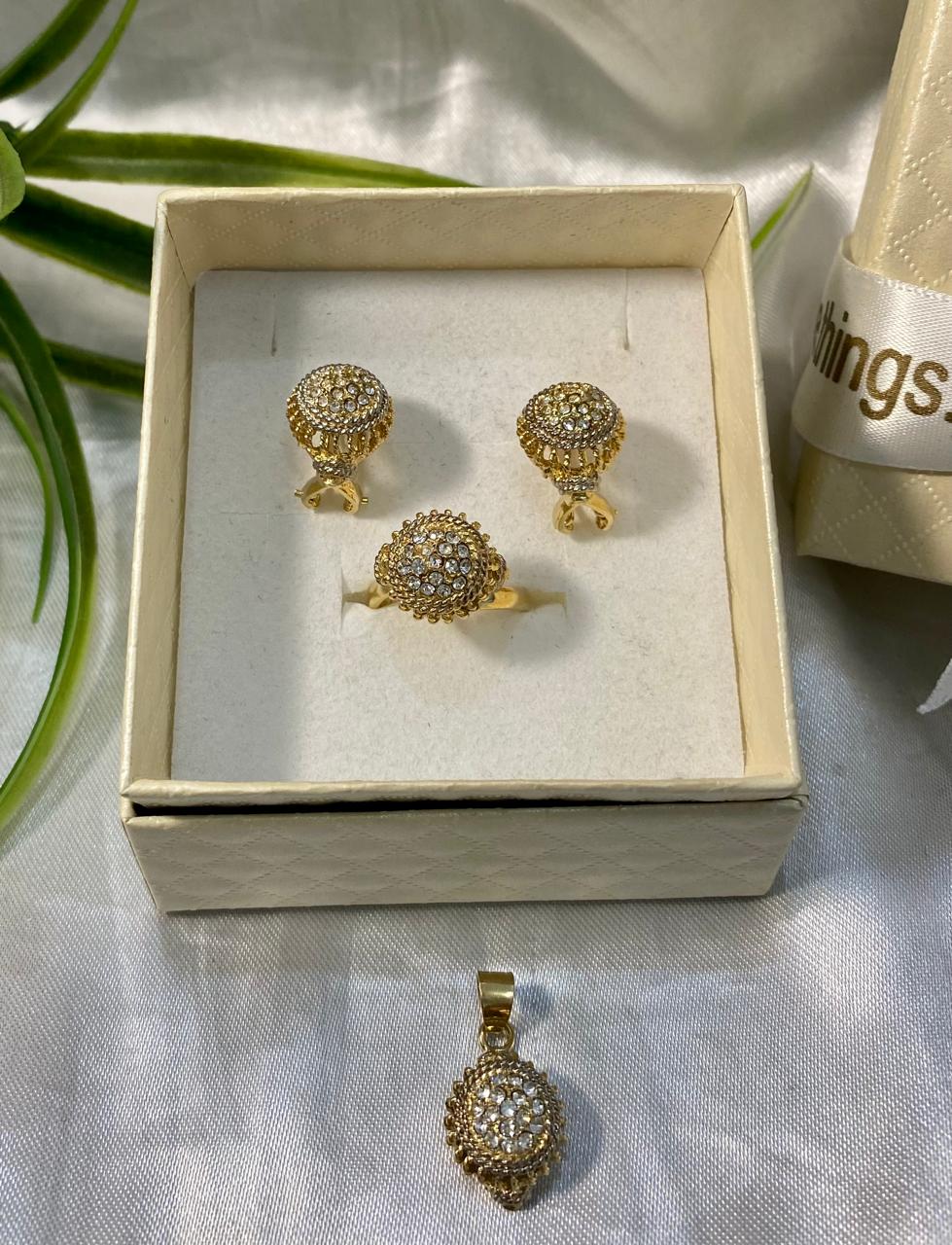 Juego de aretes, anillo y dije tipo botón con incrustaciones de zirconia, Chapa de oro