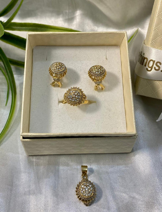 Juego de aretes, anillo y dije tipo botón con incrustaciones de zirconia, Chapa de oro