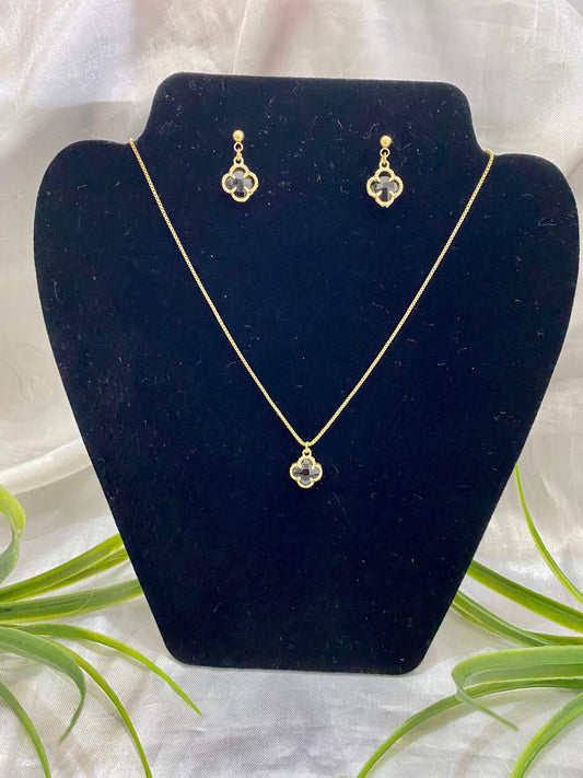 Juego de Cadena y aretes de flor negra, Chapa de oro.