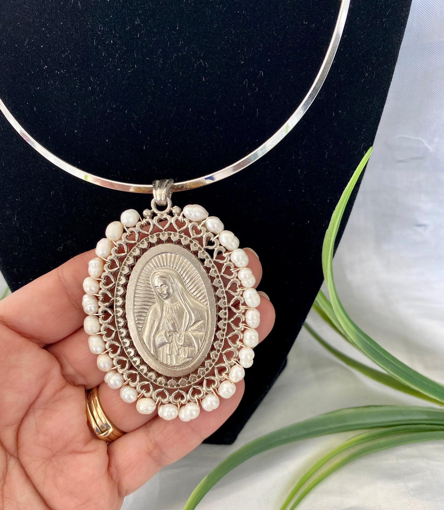 Gargantilla de aro con dije Virgen de Guadalupe forrada con perla de río