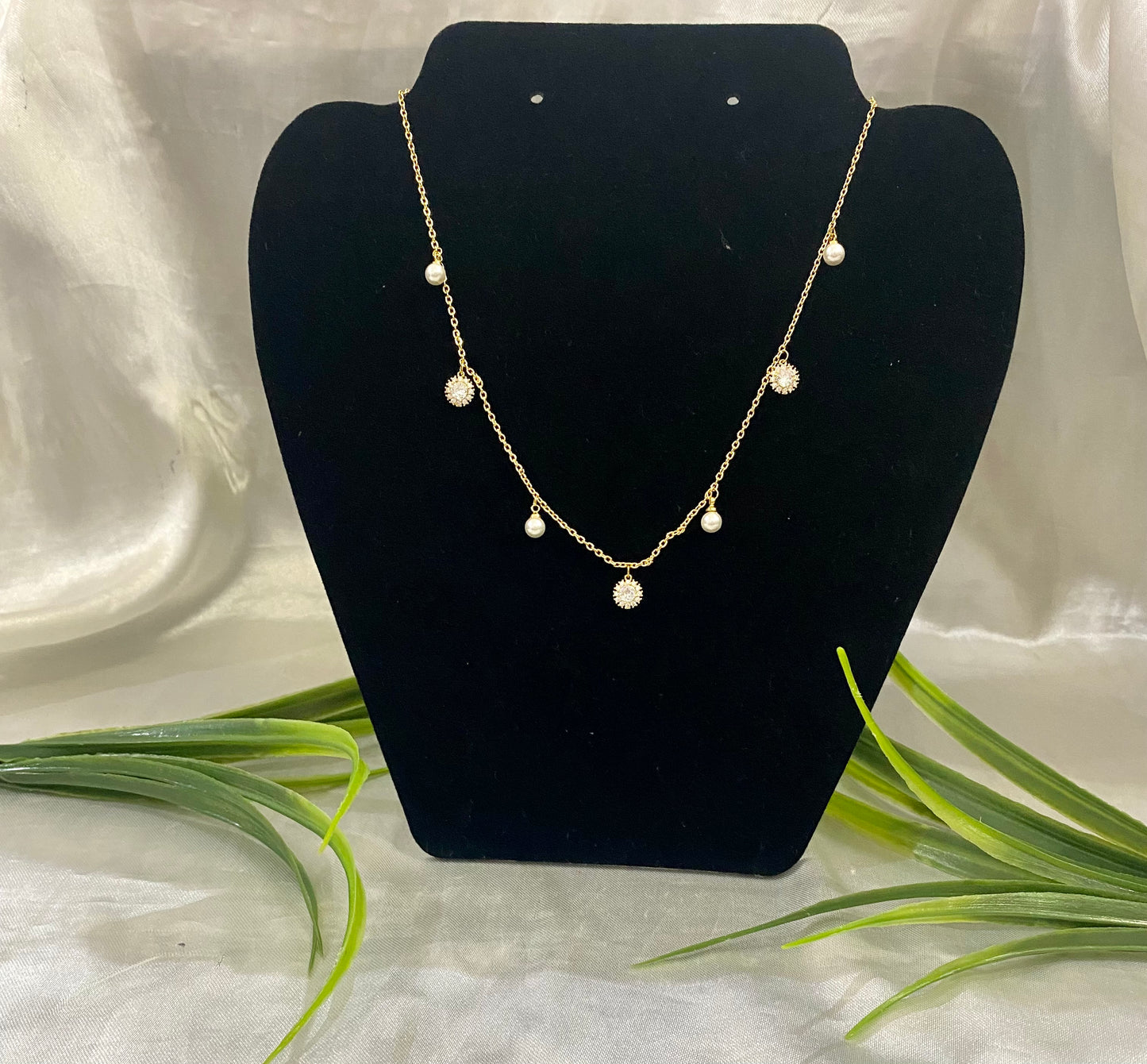 Collar Flor zirconia perlitas