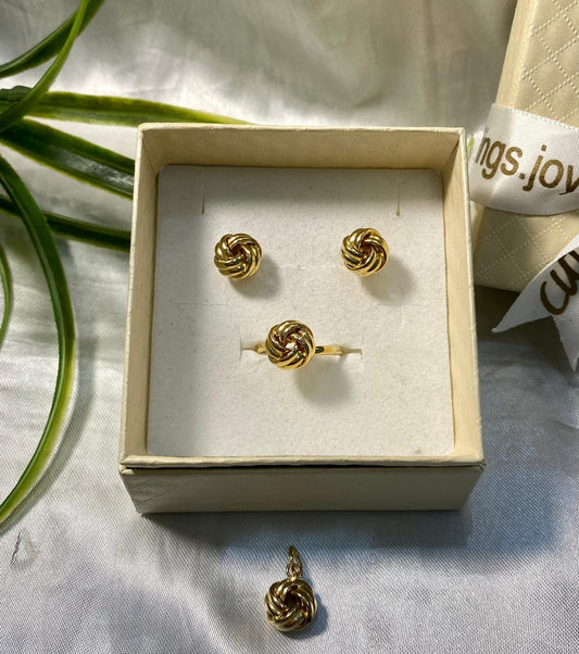 Juego de aretes, anillo y dije en forma de nudo, Chapa de oro.