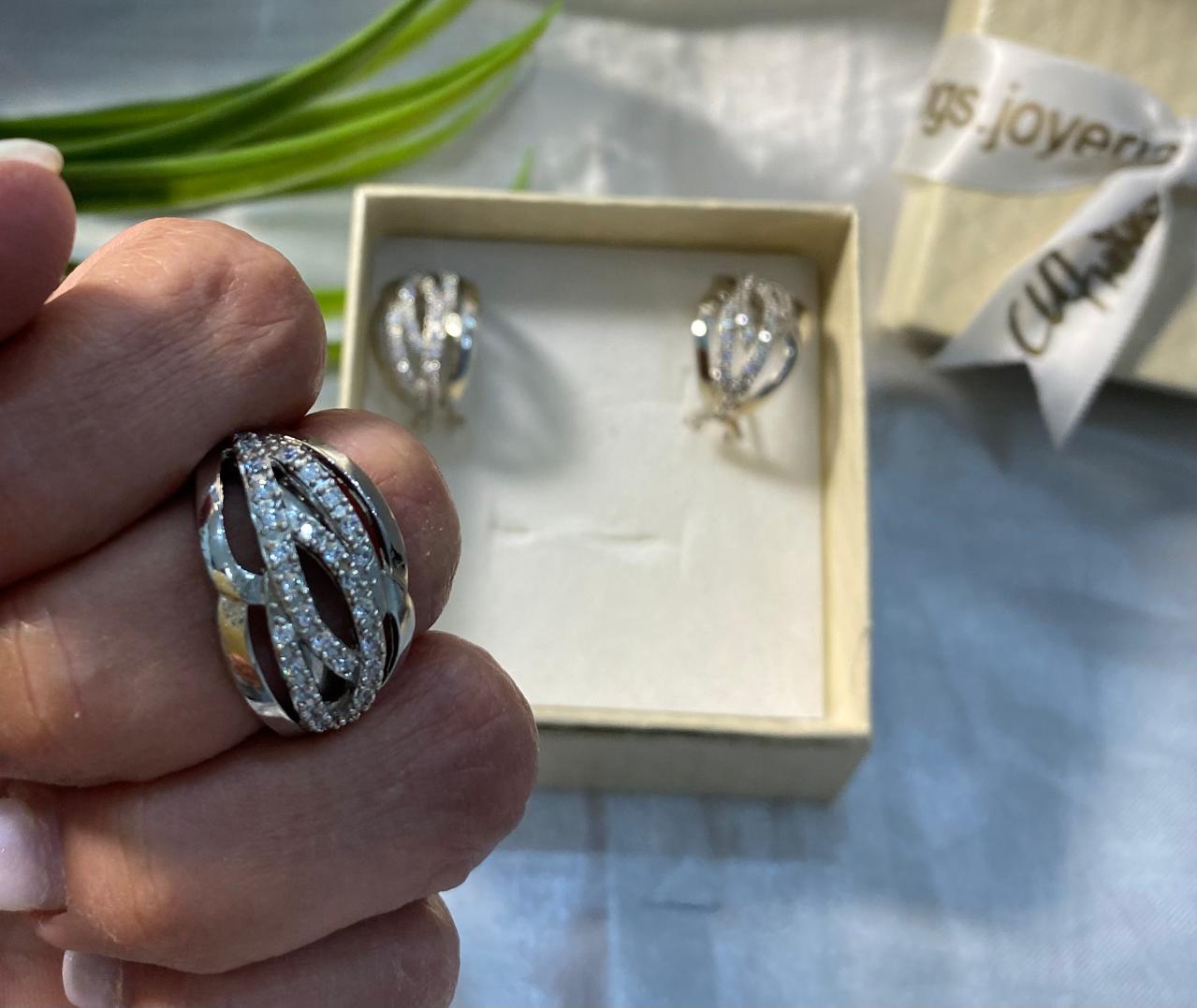 Juego de aretes y anillo trenzado con incrustaciones de zirconia en Rodio
