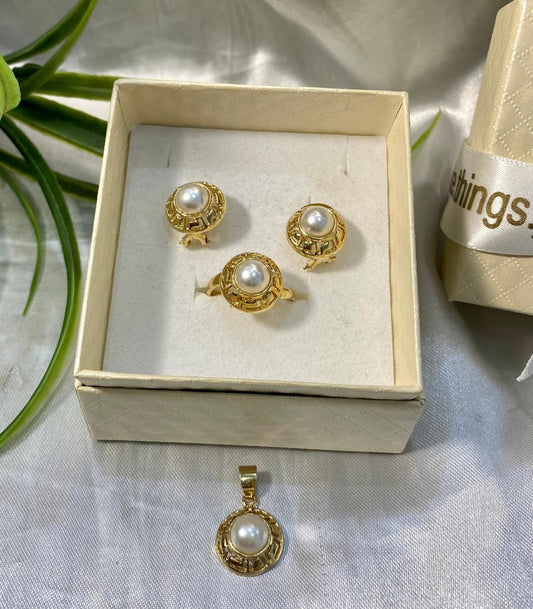 Juego de aretes, anillo y dije con Perla y bisel greco, Chapa de oro