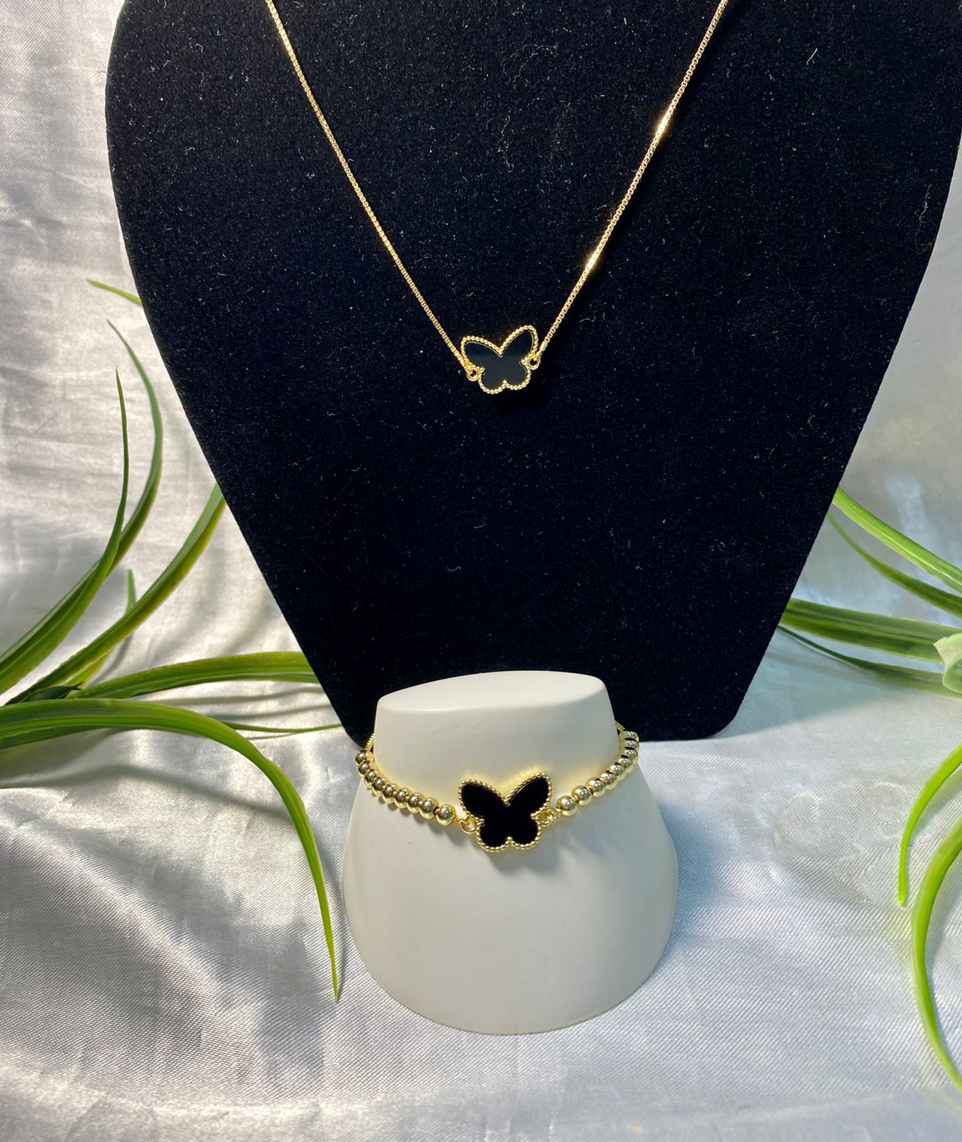 Cadena y pulsera con Dije mariposa negra, Chapa de oro.