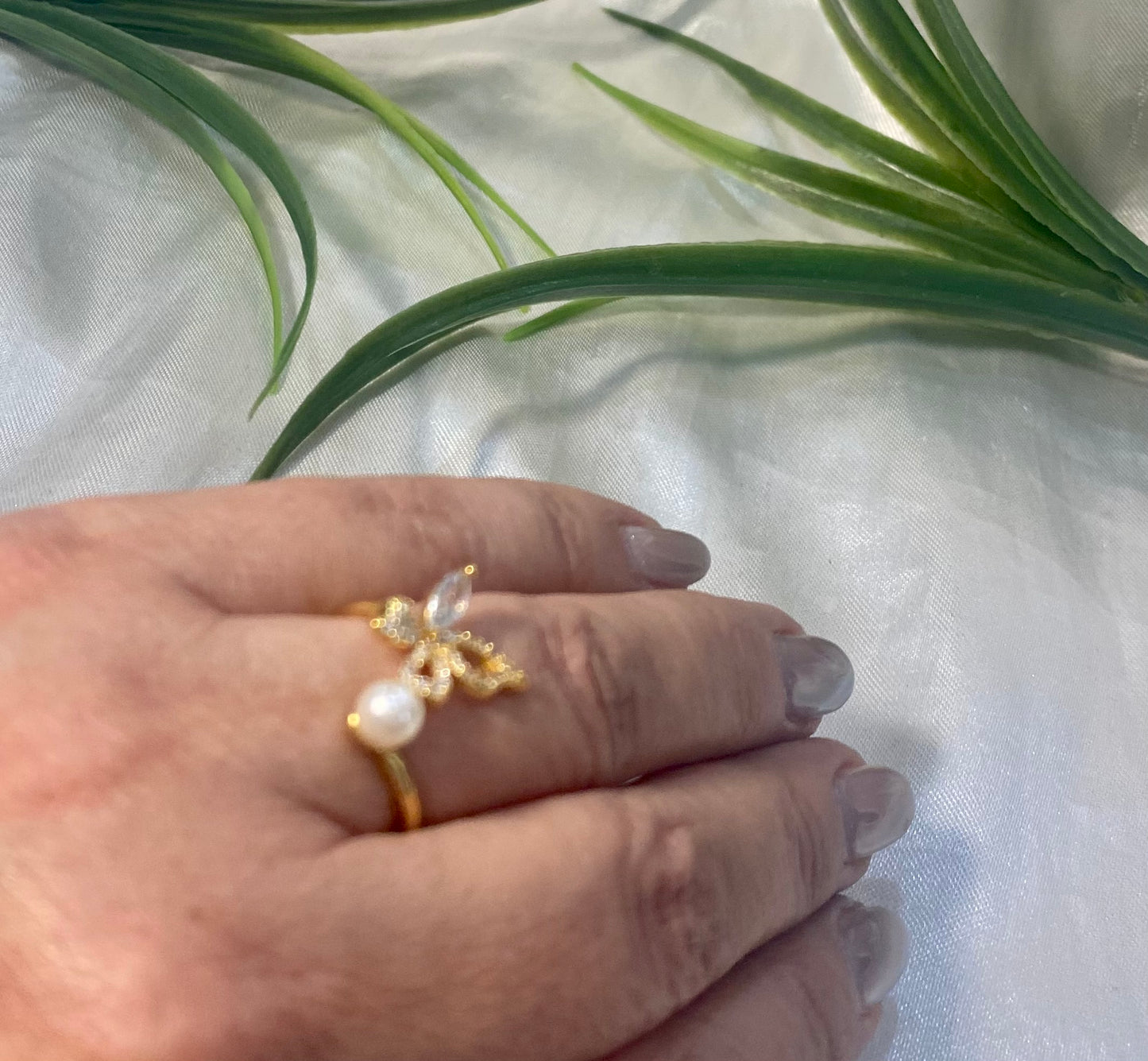 Anillo con mariposa y perla
