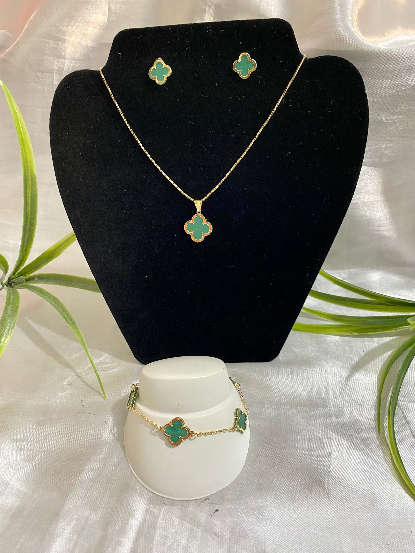 Juego de collar,aretes y pulsera de trébol