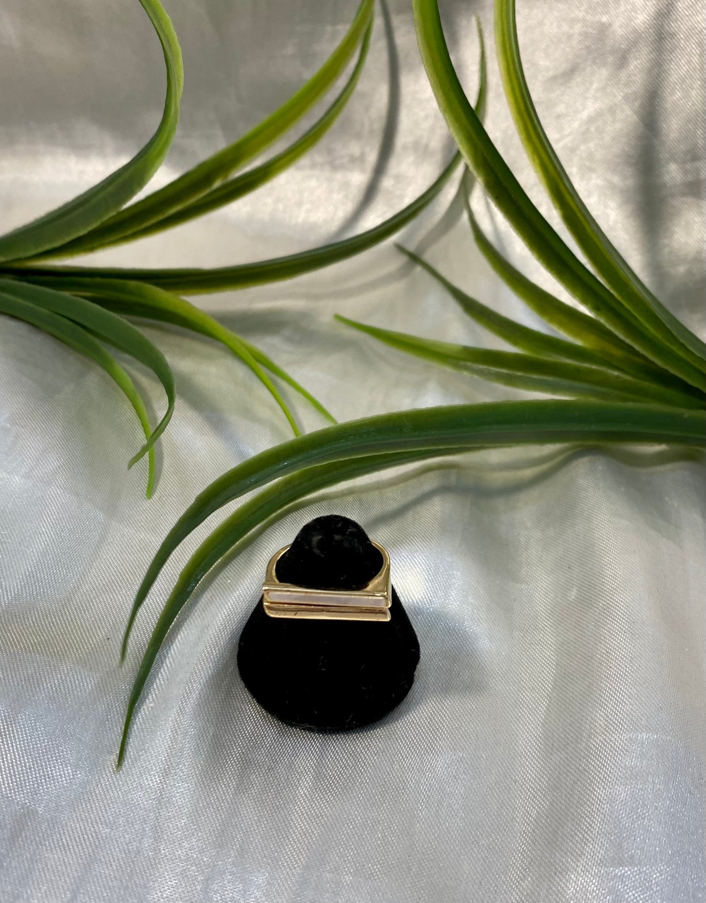 Anillo de barra con perla madre