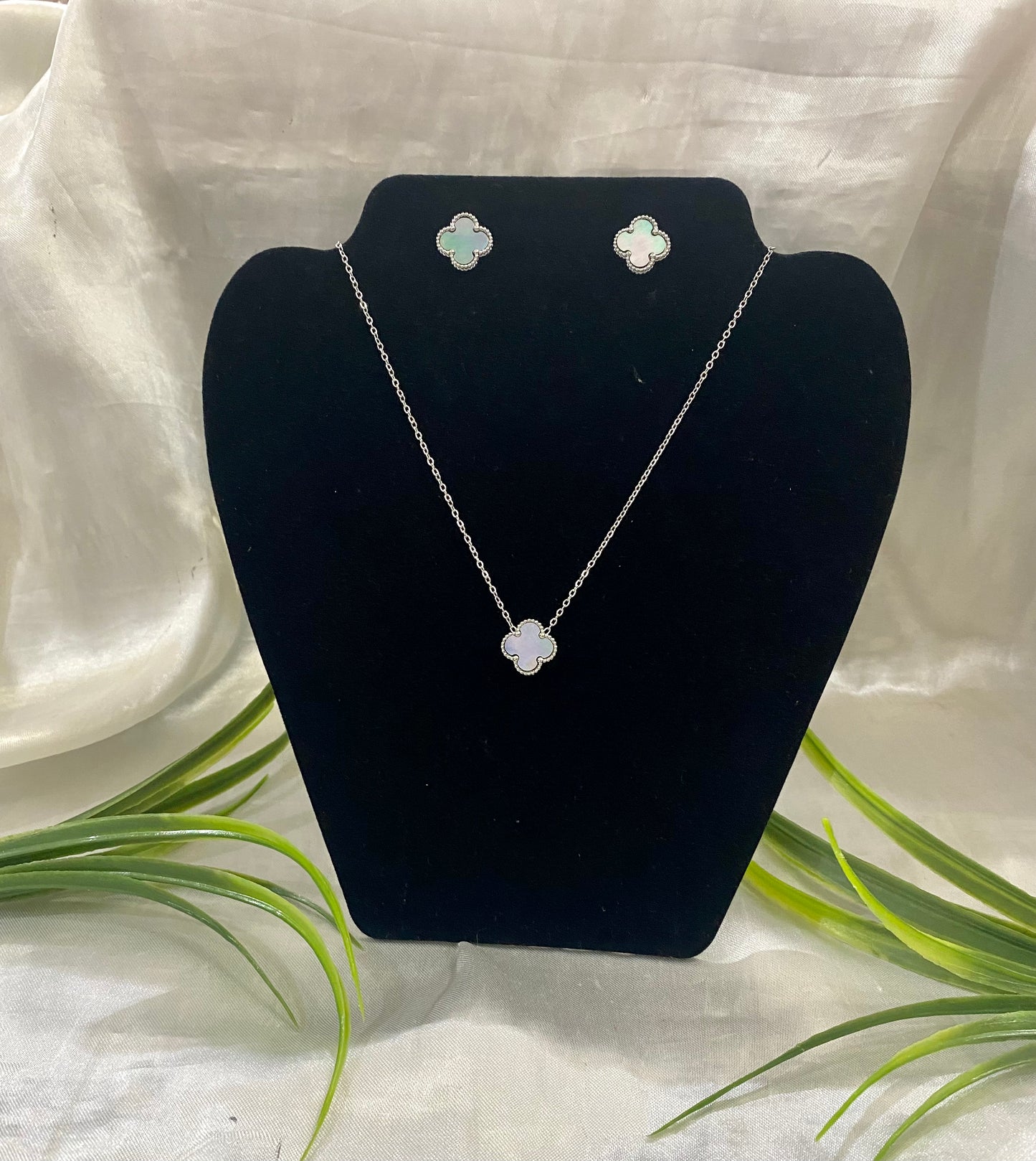 Collar y aretes de flor