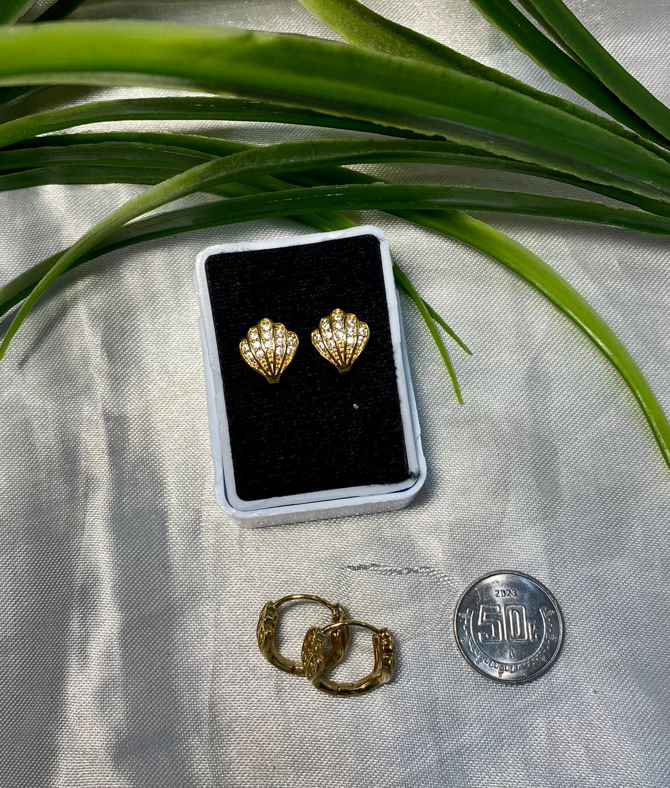 Arete tipo Huggies con Zirconia, Chapa de oro