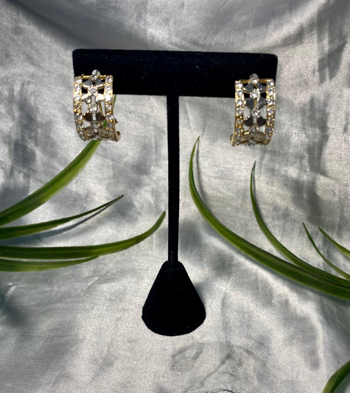 Arete con corazón y pequeñas incrustaciones de Zirconias, Chapa de oro.