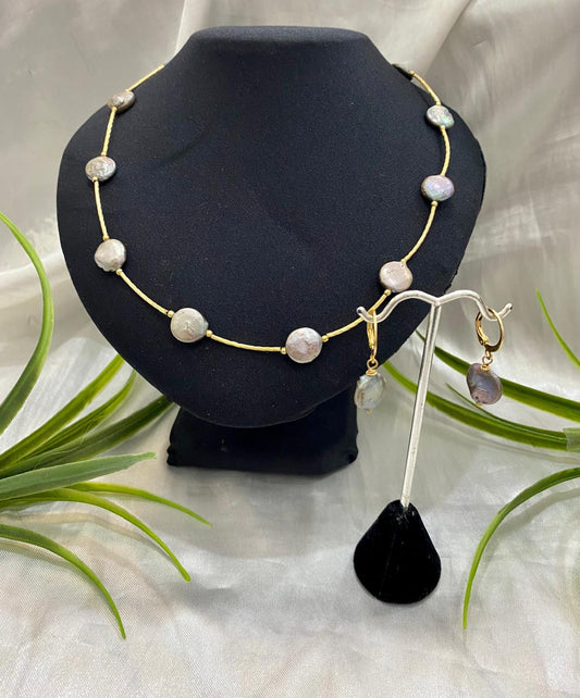 Juego de collar y aretes de Perla gris tipo Luneta, Chapa de oro.