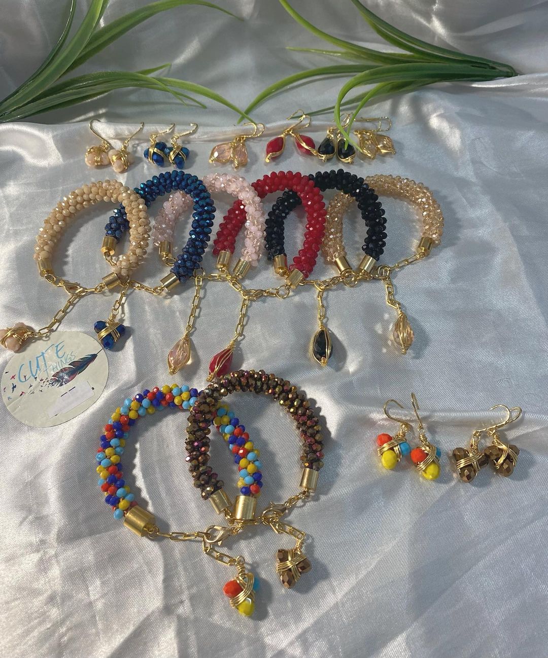 Pulseras y aretes