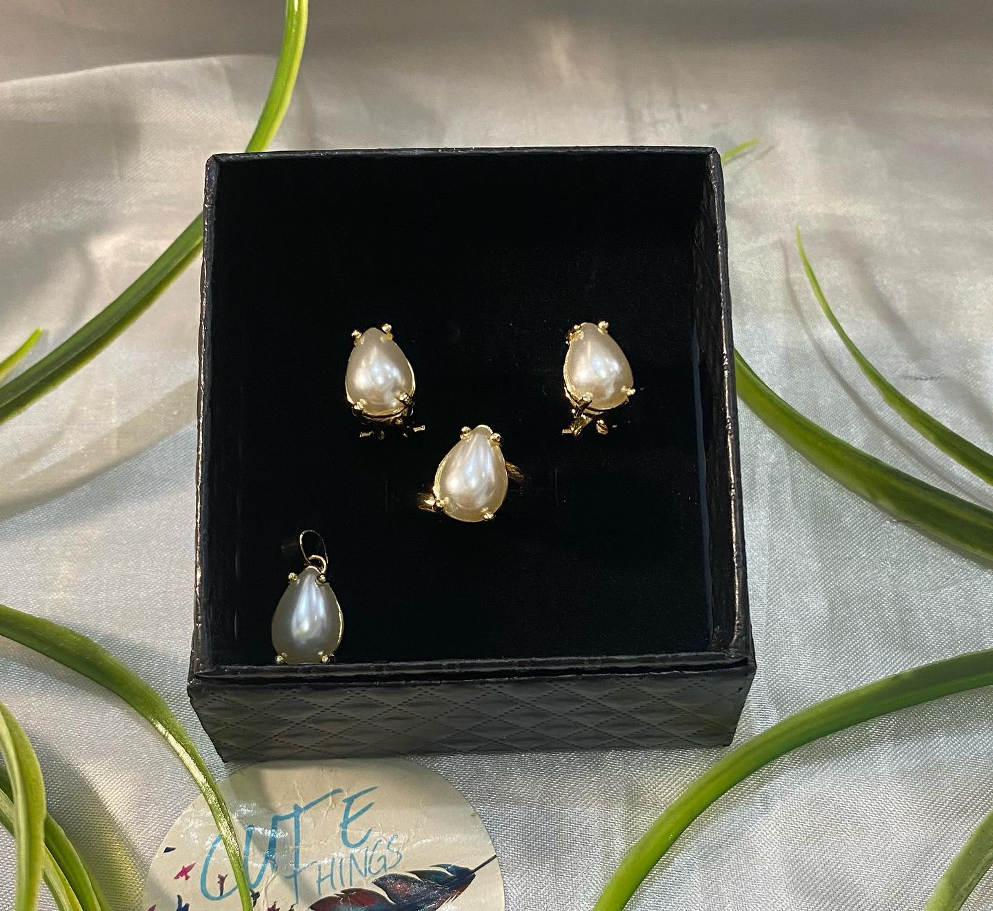 Juego de aretes, anillo y dije de Perla Chapa de oro