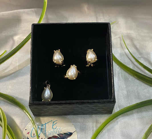 Juego de aretes, anillo y dije de Perla Chapa de oro