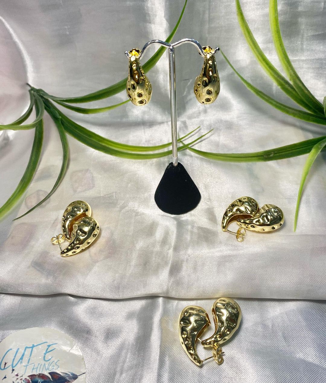 Aretes Chapa de oro en forma de gota amartillado