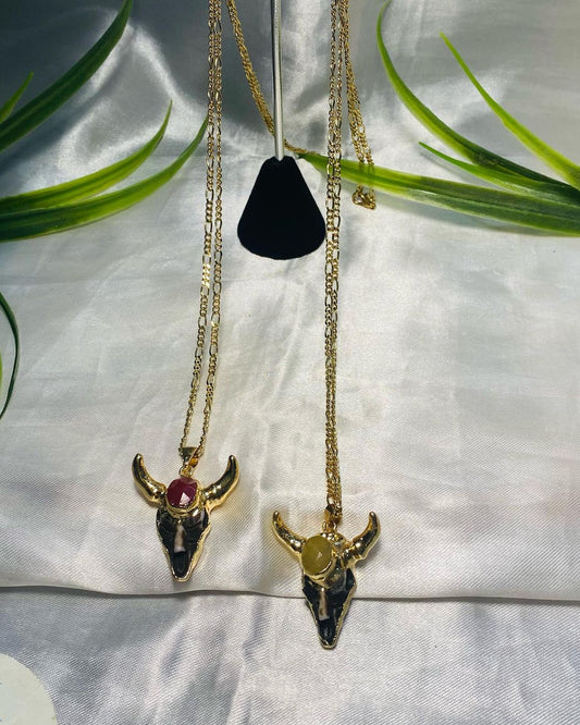 Collar con dije de cabeza de toro, Chapa de oro