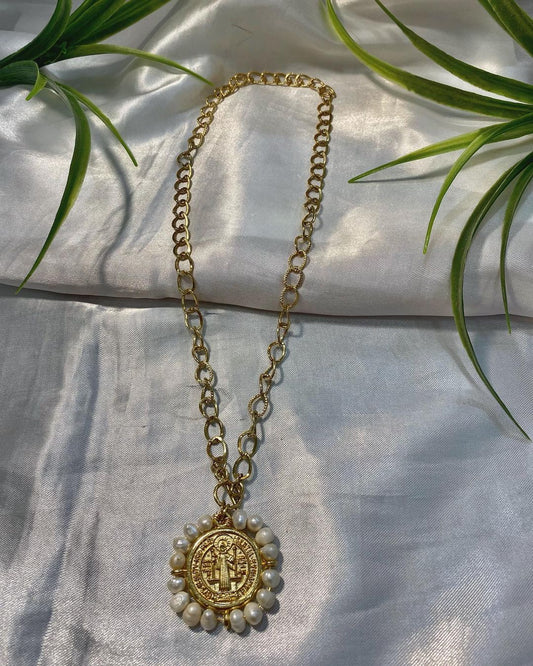 Cadena Chapa de oro con dije de San Benito forrada de Perla de Río