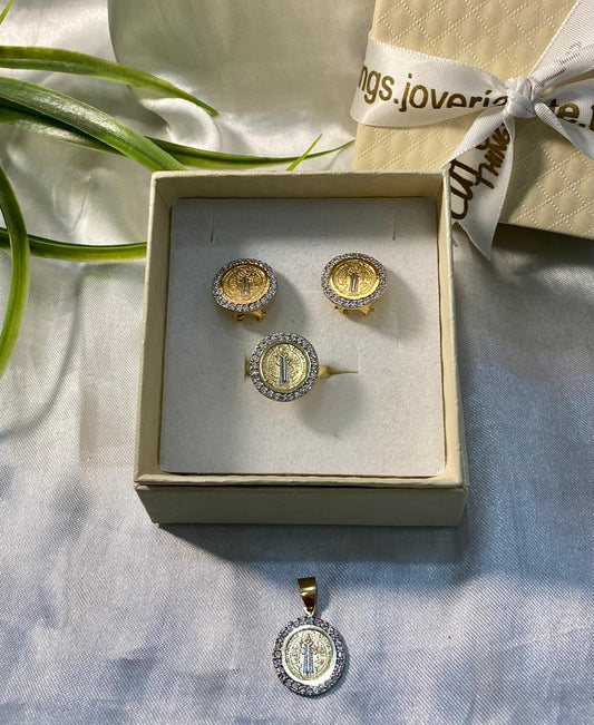 Juego de San Benito con aretes, anillo y dije con incrustaciones de Zirconia, Chapa de oro