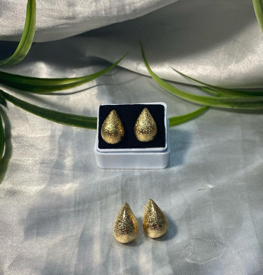 Aretes en forma de gota azucarados, Chapa de oro