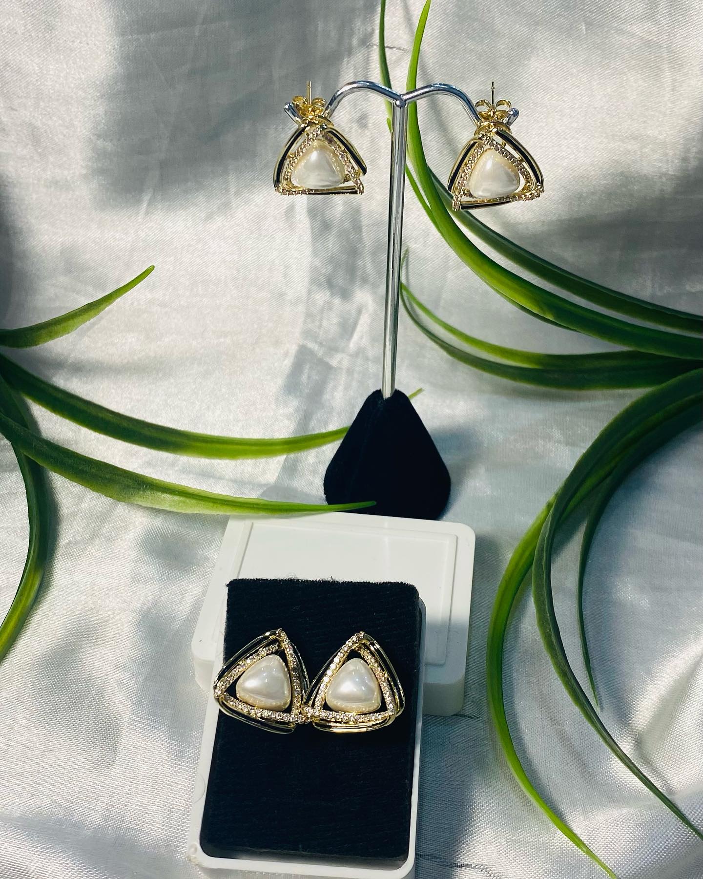 Aretes en forma de triangulo con Perla y  pequeñas incrustaciones de zirconia chapa de oro
