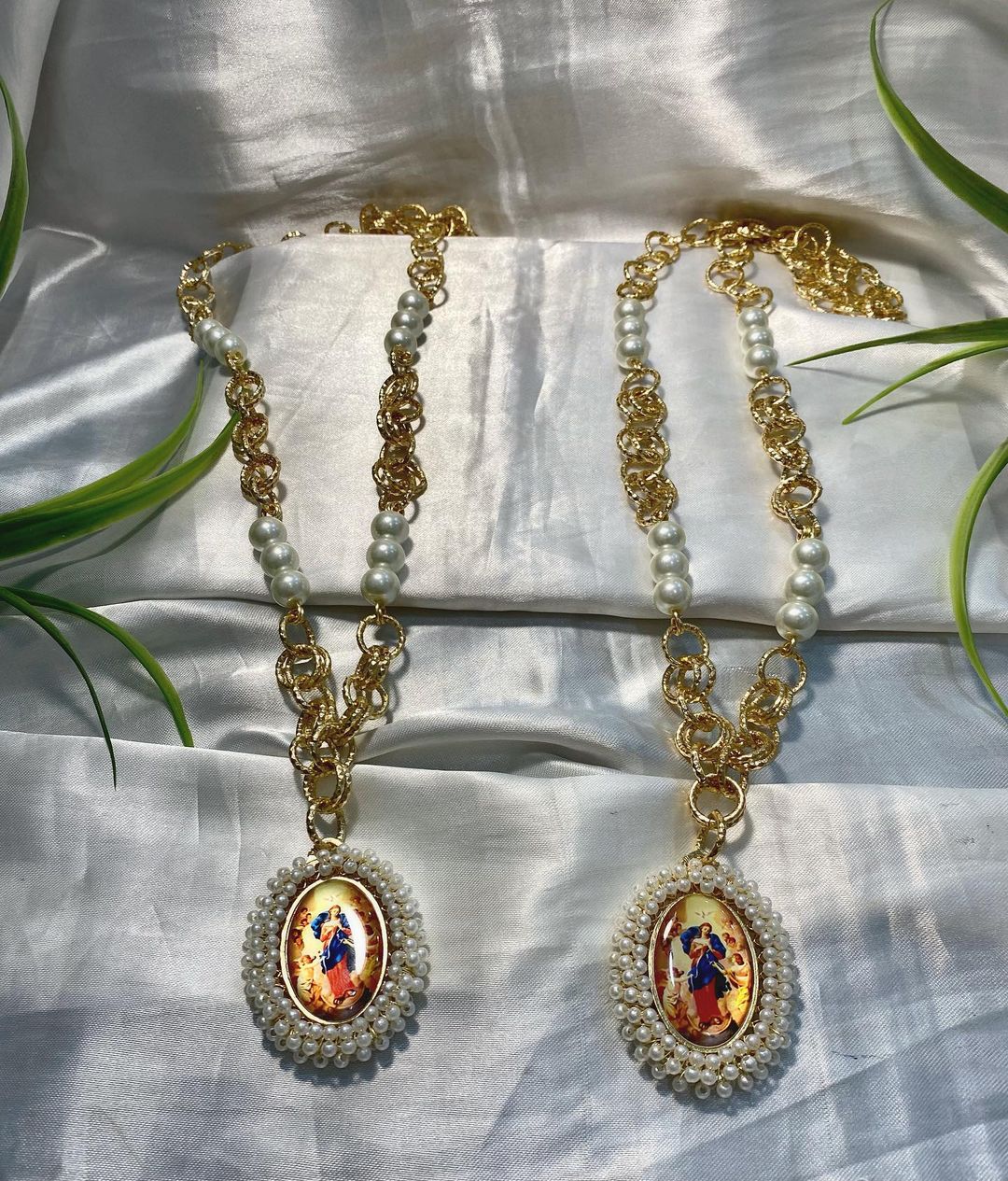 Collar con medalla de Virgen desatanudos